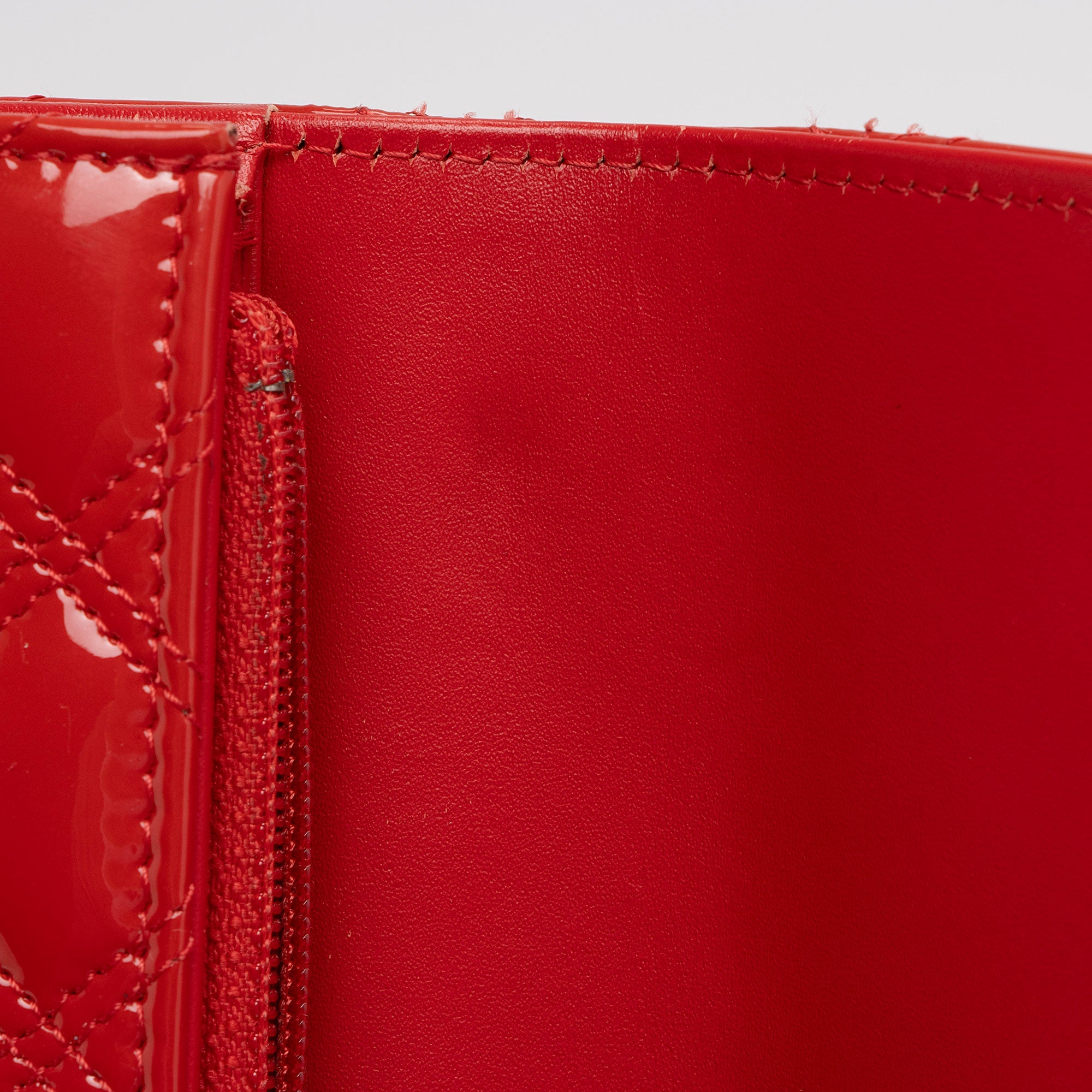 Chanel Patent Leather Diamond Stitch Flap Wallet (SHF-Ql4n4i)