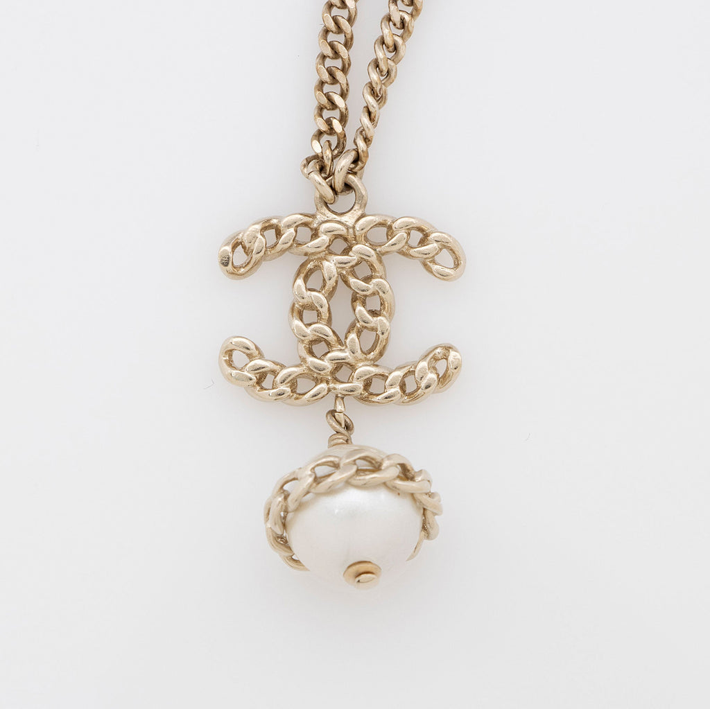 Chanel Pearl CC Drop Necklace (SHF-7mYRgA)