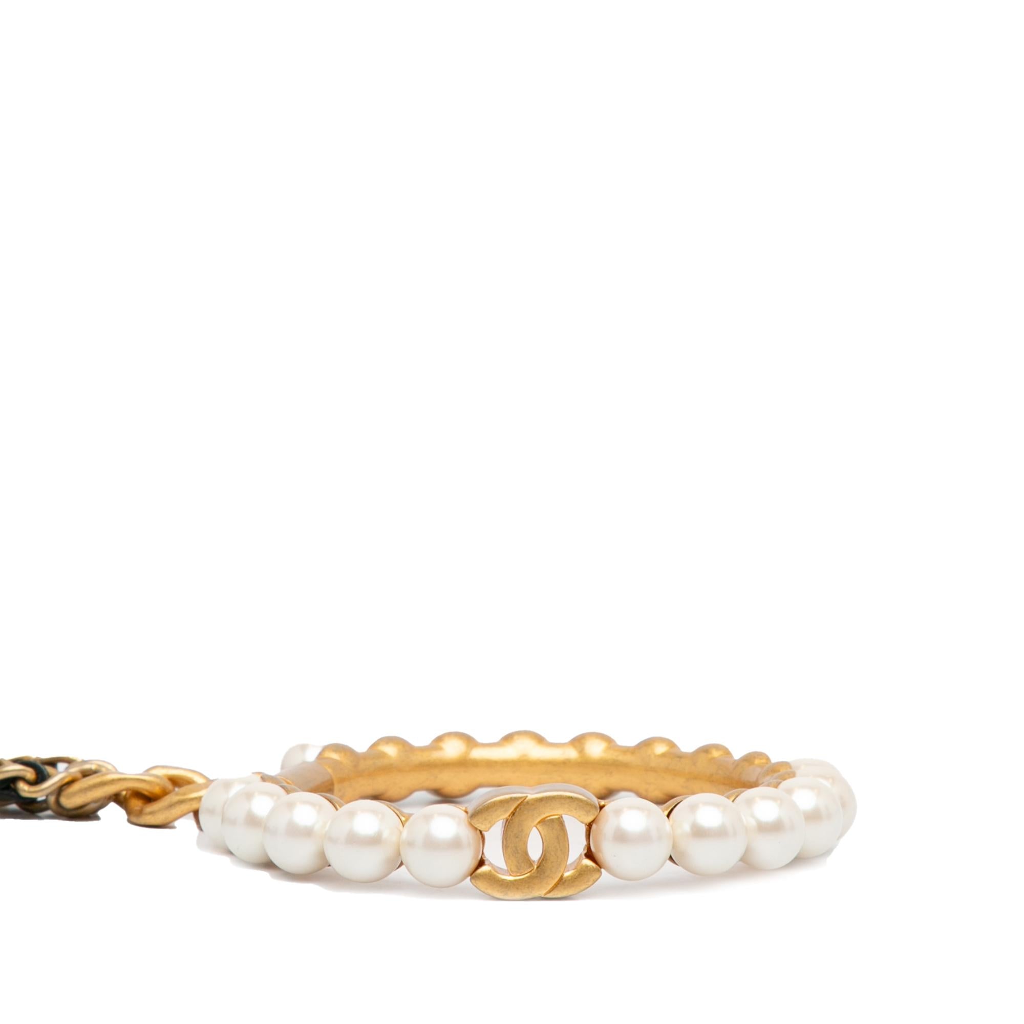Chanel Pearl Crown CC Wristlet Multi Pouches (SHG-iLLXLn)