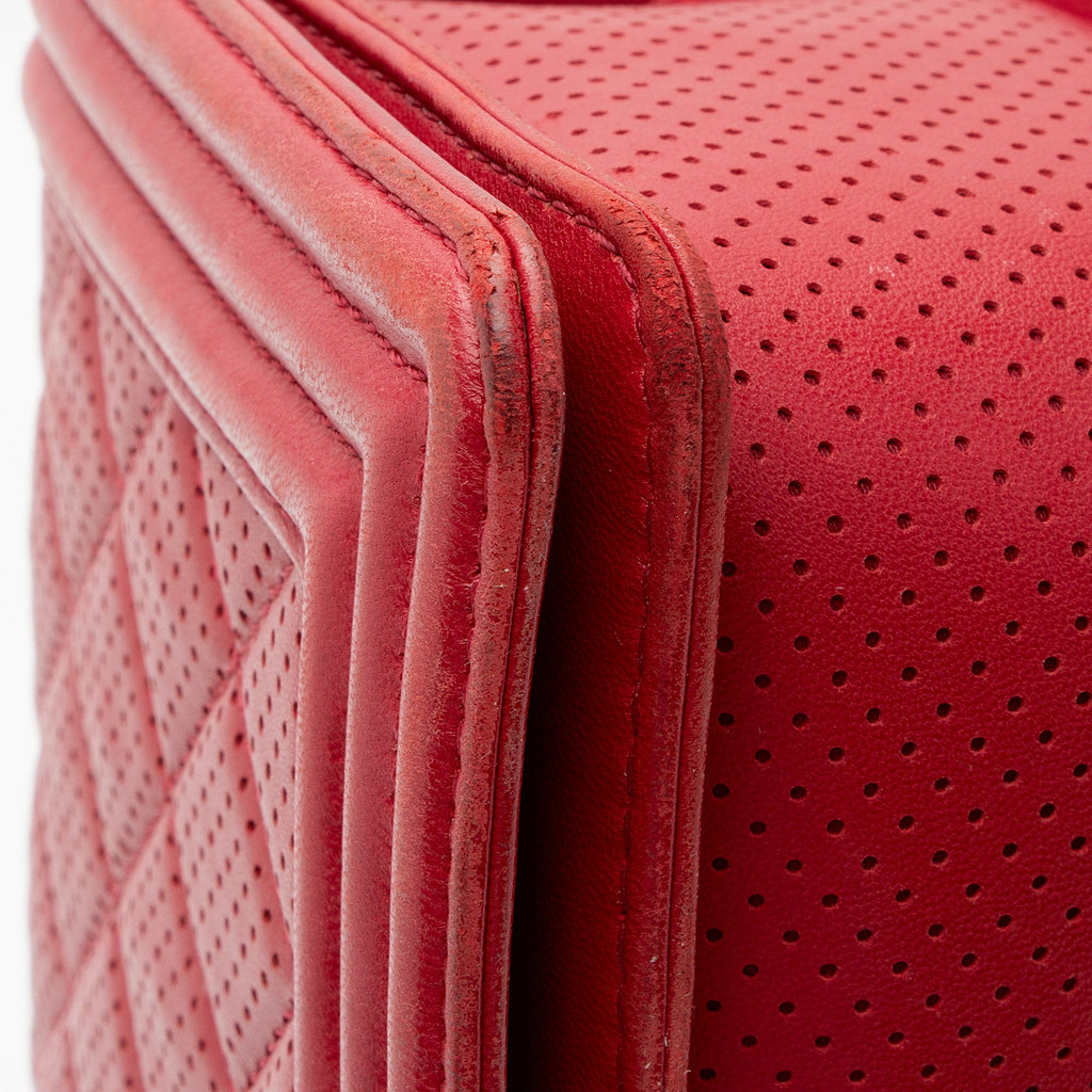 Chanel Perforated Lambskin New Medium Boy Bag (SHF-LqYEA9)