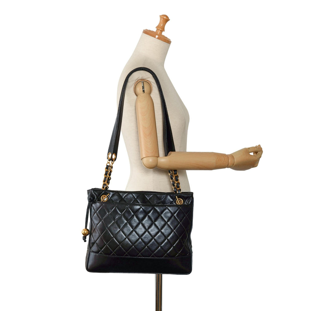 Chanel Quilted CC Lambskin Shoulder Bag (SHG-4n8pB4)