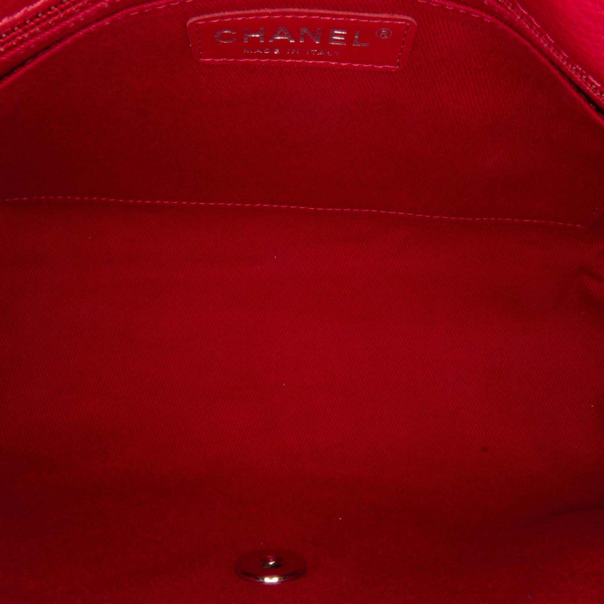 Chanel Quilted Calfskin Curvy Flap (SHG-lSn9g7)