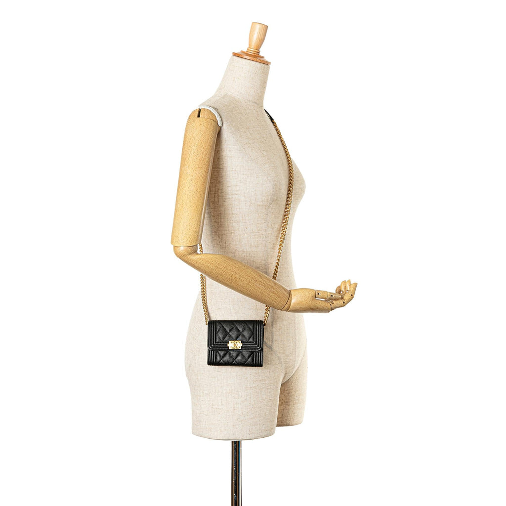 Chanel Quilted Caviar Boy Card Holder with Chain (SHG-VMUxwq)