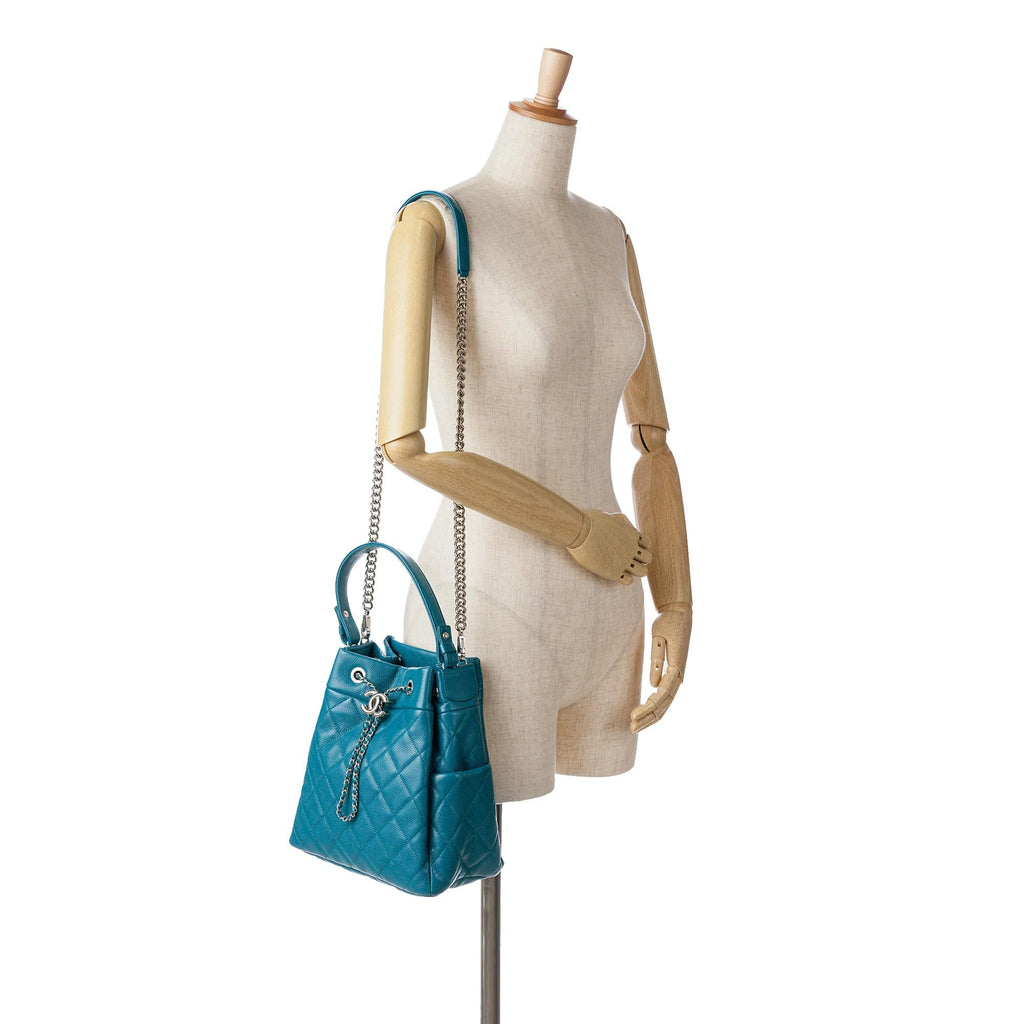 Chanel Quilted Caviar Drawstring Chain Bucket Bag (SHG-jhFetp)