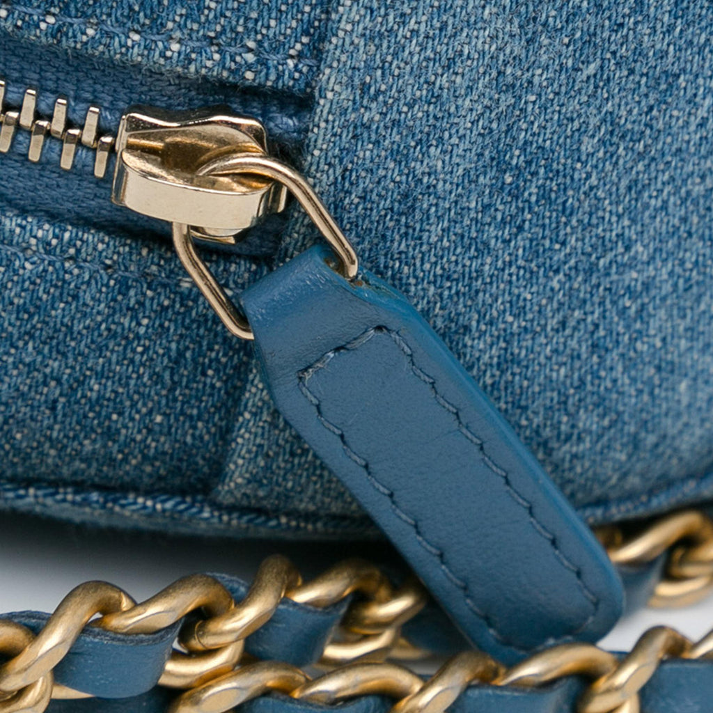 Chanel Quilted Denim Pearl Crush Round Clutch with Chain (SHG-HXkyLN)