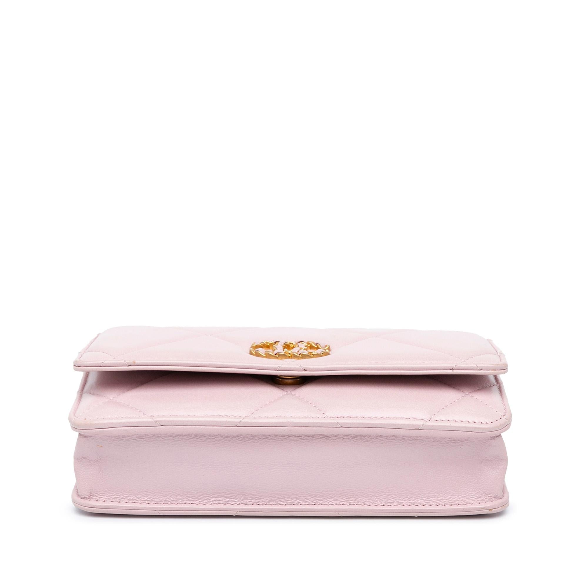 Chanel Quilted Lambskin 19 Wallet on Chain (SHG-td22ep)