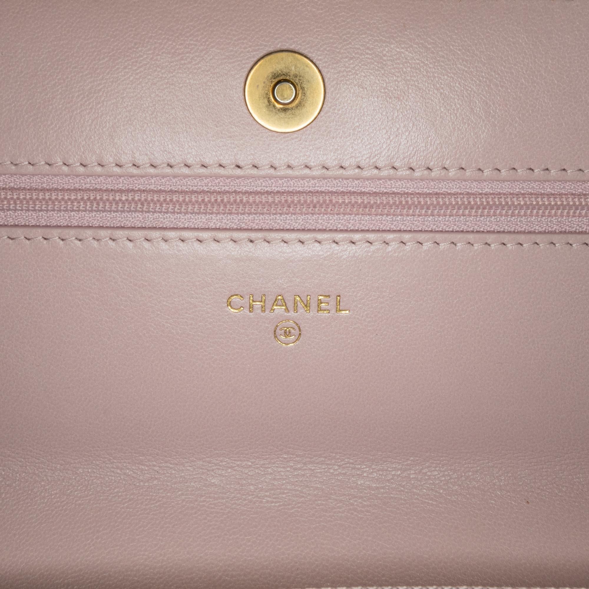 Chanel Quilted Lambskin 19 Wallet on Chain (SHG-td22ep)