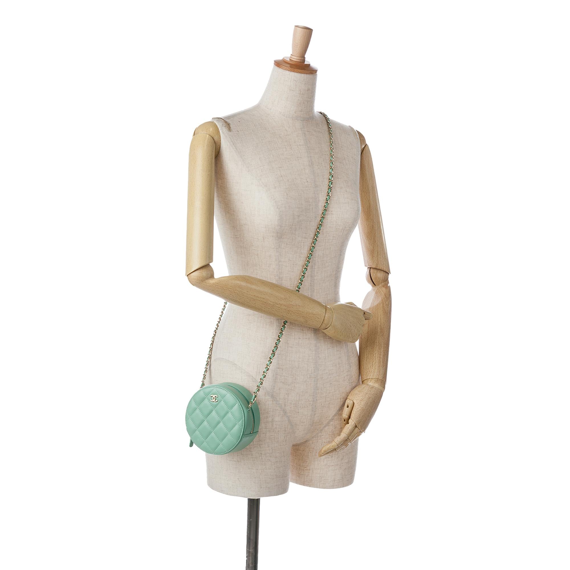 Chanel Quilted Lambskin Round Crossbody (SHG-uKvNTn)