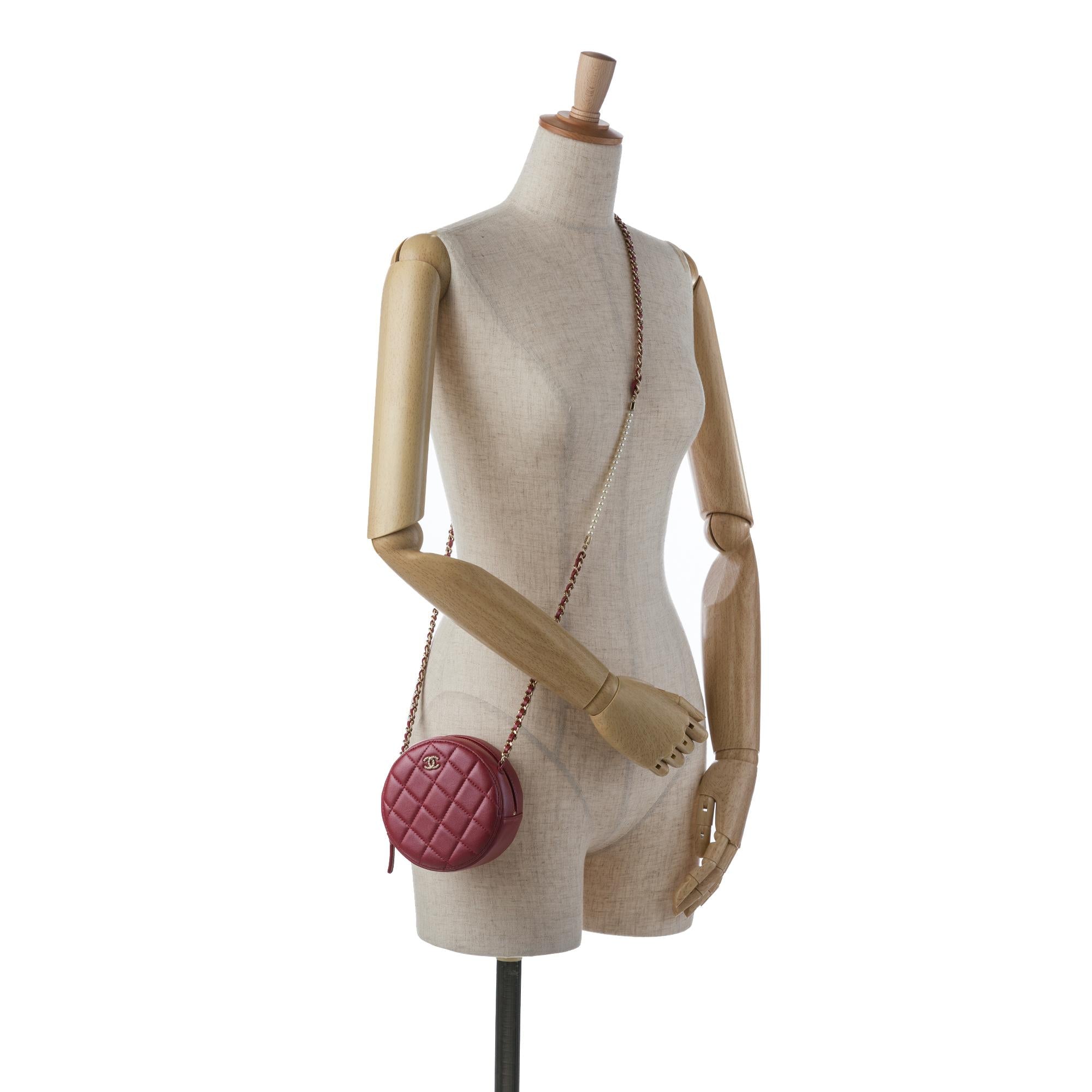 Chanel Quilted Lambskin Round Pearl Clutch with Chain (SHG-QFU7OK)