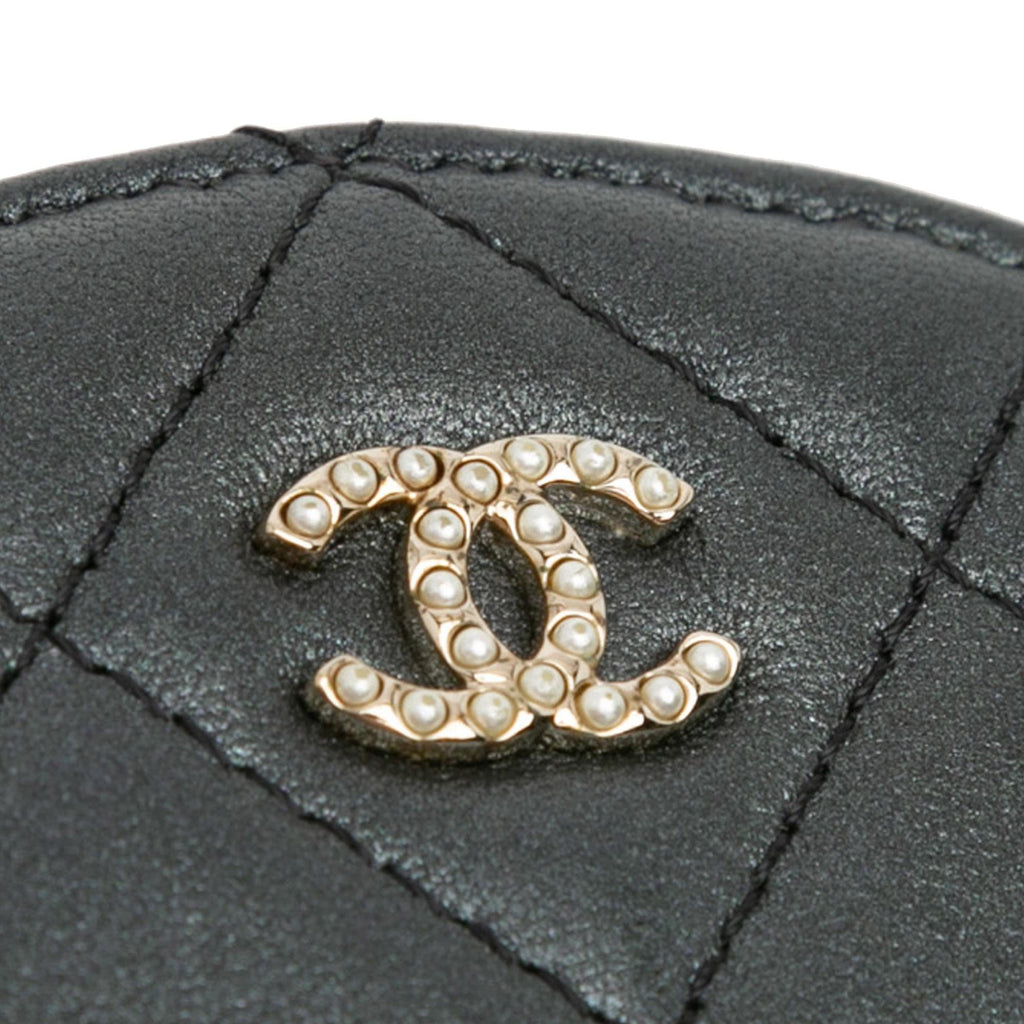 Chanel Quilted Lambskin Round Pearl Clutch with Chain (SHG-gvPaNX)