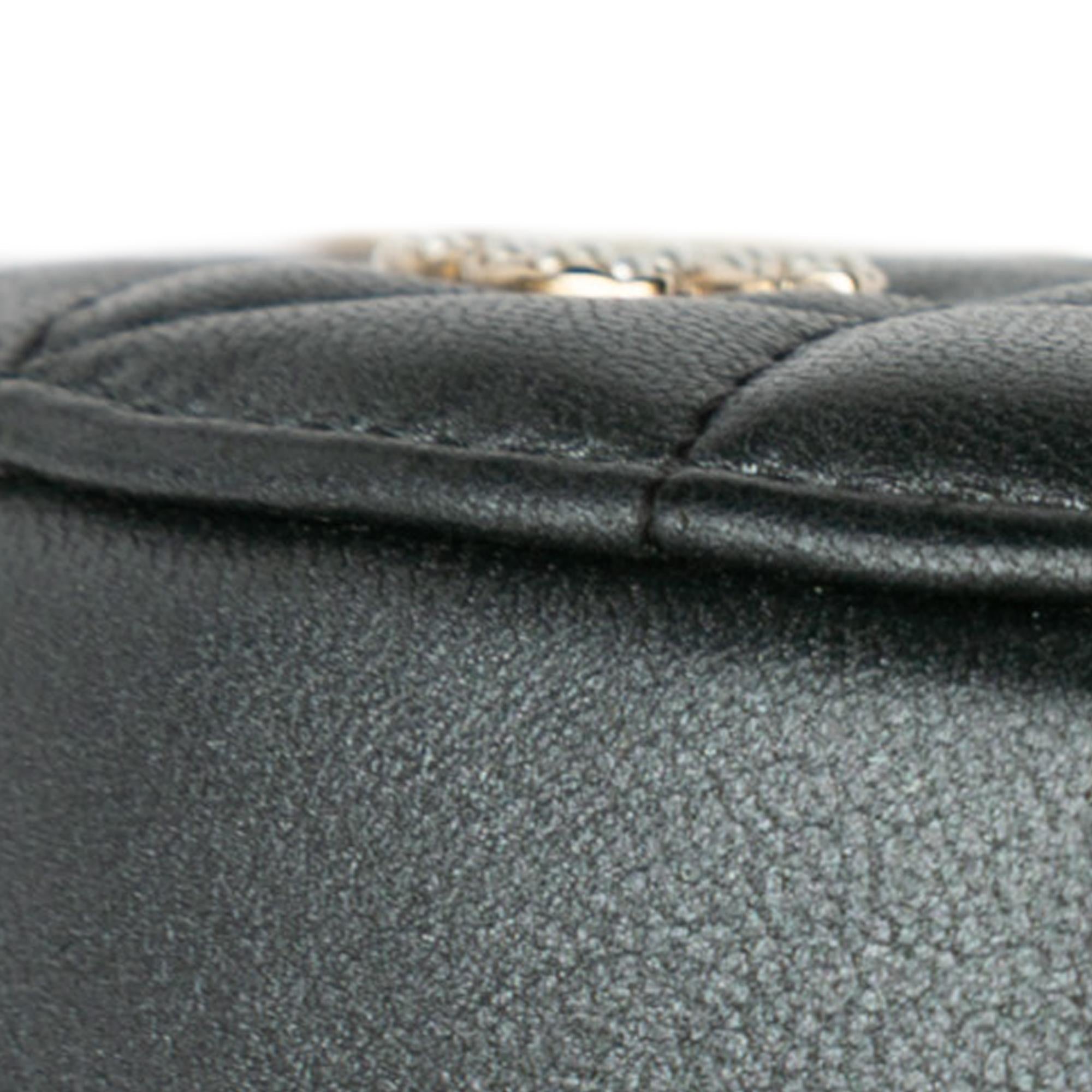 Chanel Quilted Lambskin Round Pearl Clutch with Chain (SHG-gvPaNX)