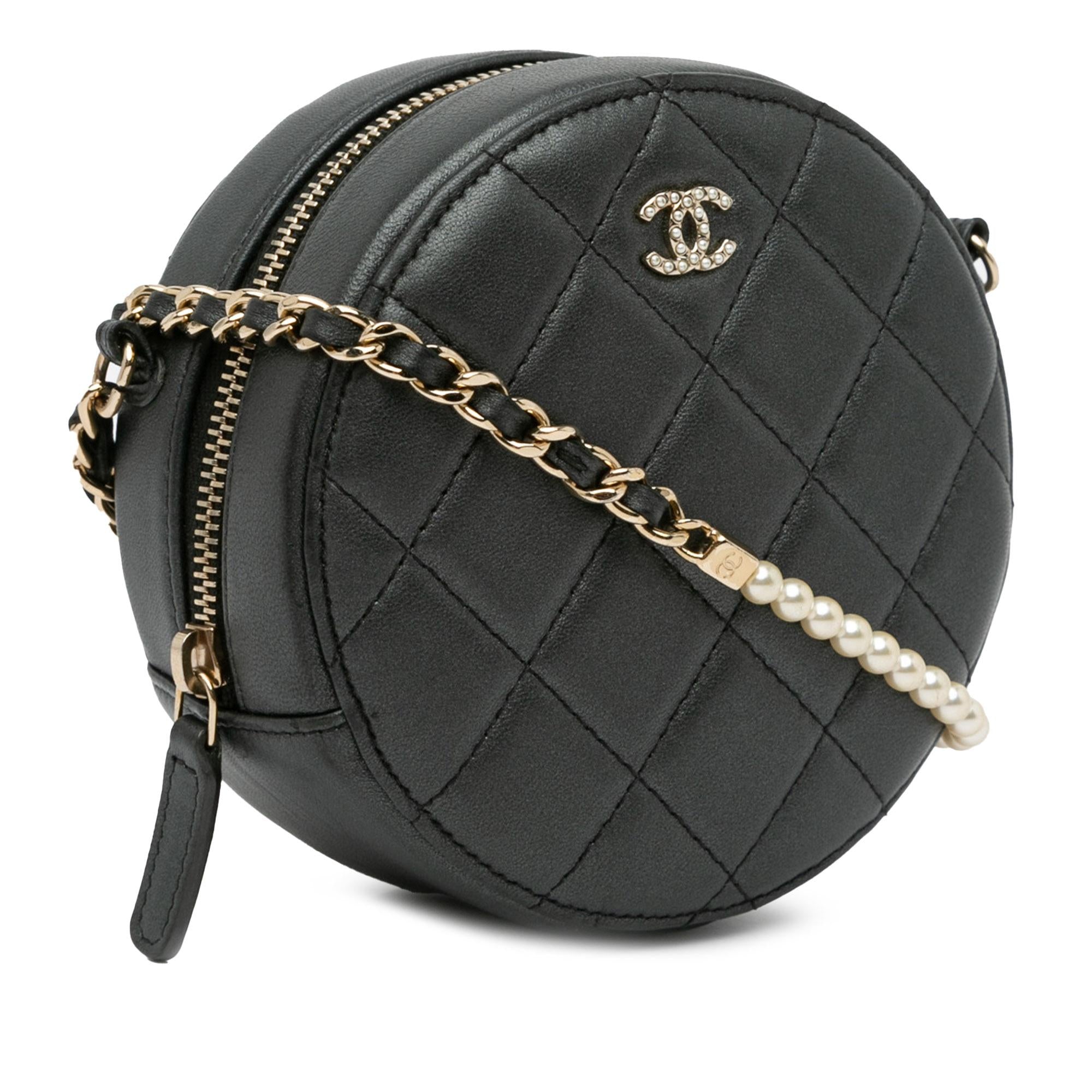 Chanel Quilted Lambskin Round Pearl Clutch with Chain (SHG-gvPaNX)