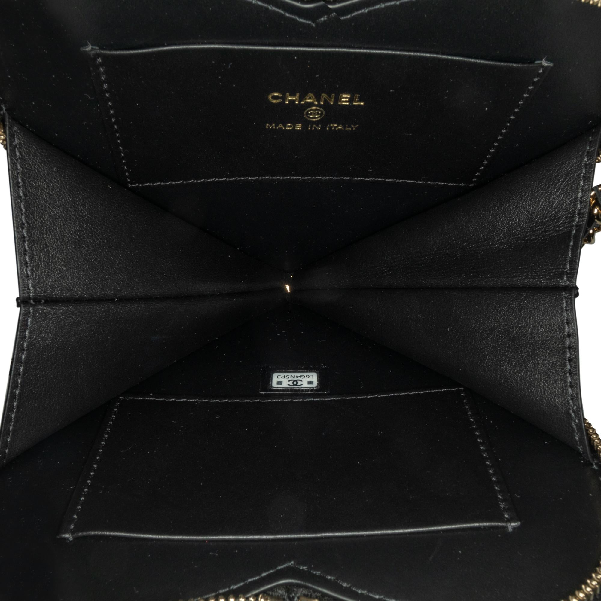 Chanel Quilted Patent Calfskin CC Heart Clutch With Chain (SHG-D1UX0k)