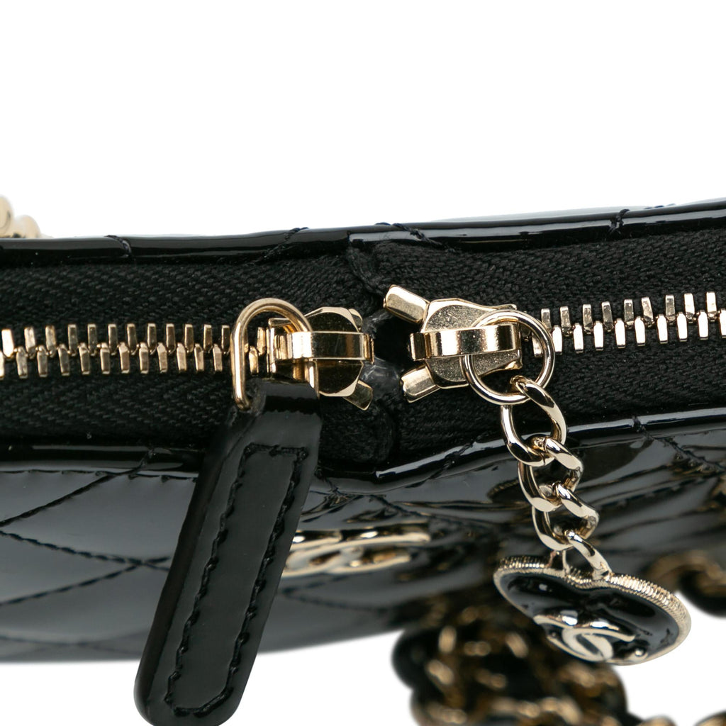 Chanel Quilted Patent Calfskin CC Heart Clutch With Chain (SHG-D1UX0k)