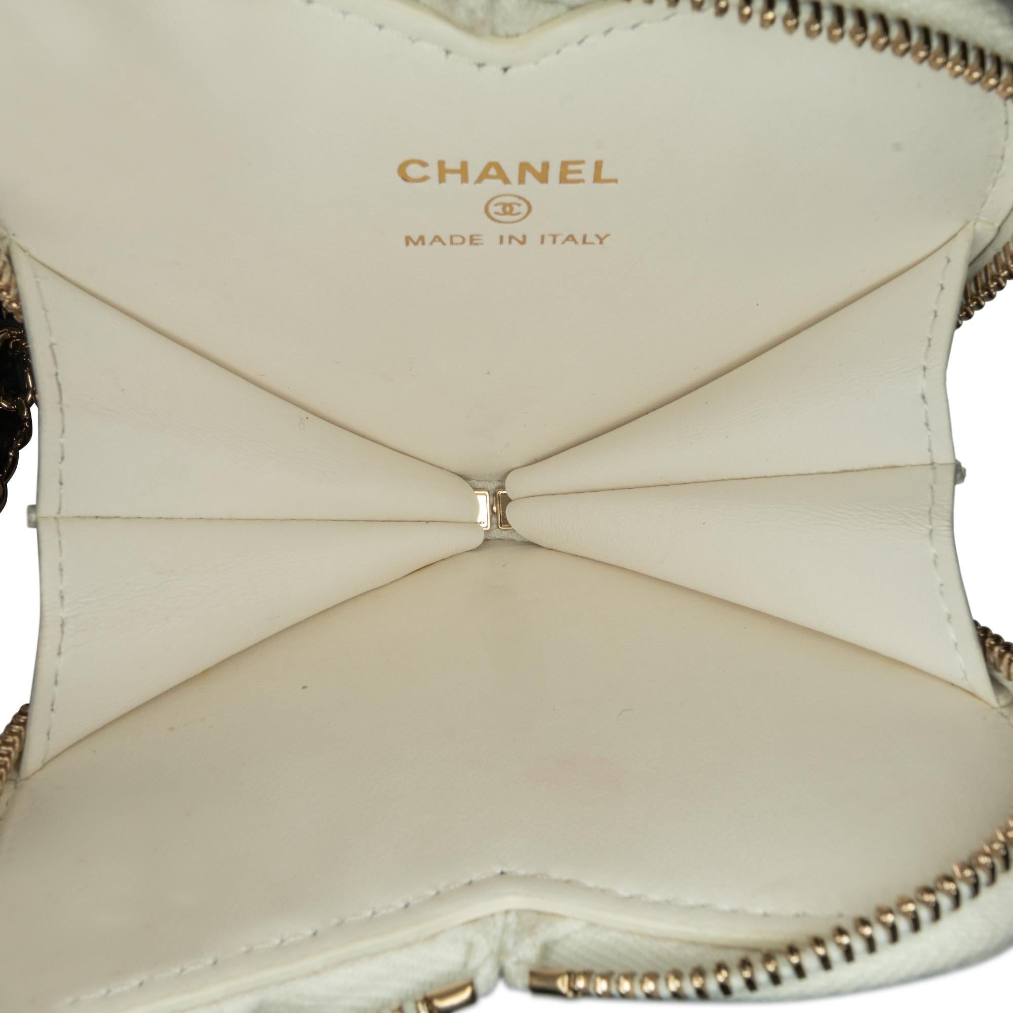 Chanel Quilted Patent Calfskin CC Heart Clutch With Chain (SHG-D1UX0k)