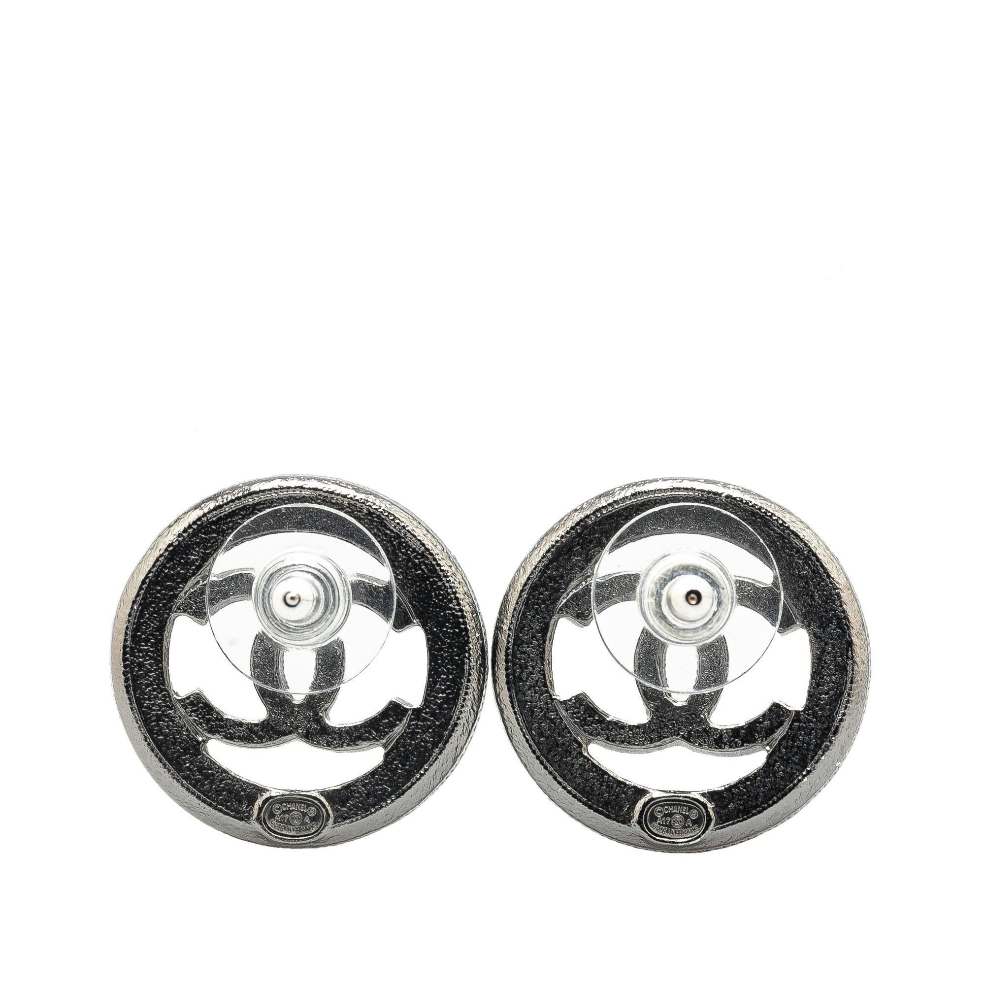 Chanel Ruthenium Pearl CC Round Push Back Earrings (SHG-Y0WMQt)