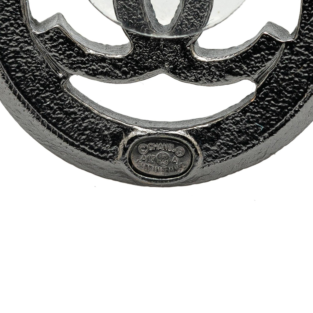 Chanel Ruthenium Pearl CC Round Push Back Earrings (SHG-Y0WMQt)