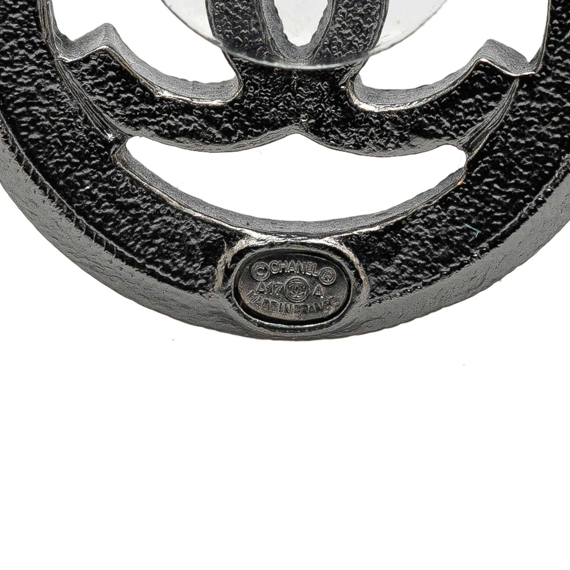 Chanel Ruthenium Pearl CC Round Push Back Earrings (SHG-Y0WMQt)