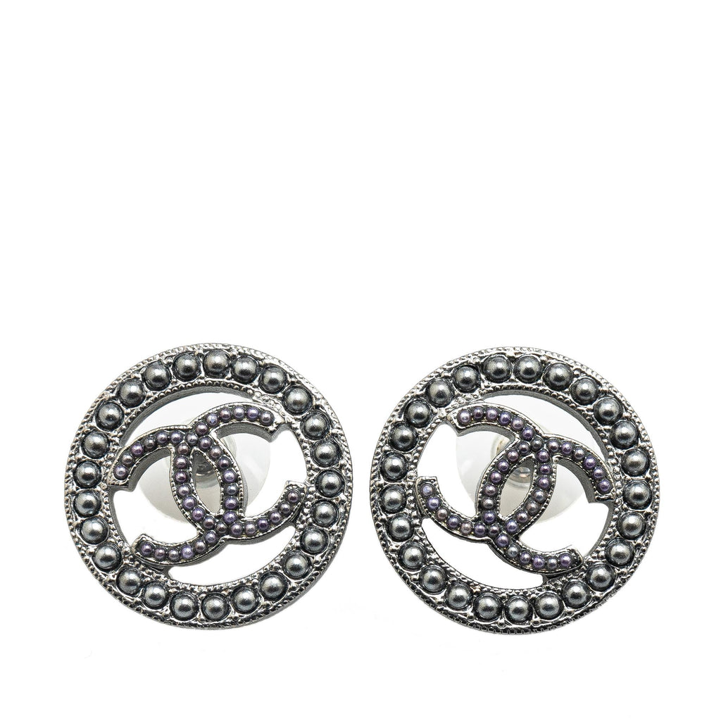 Chanel Ruthenium Pearl CC Round Push Back Earrings (SHG-Y0WMQt)
