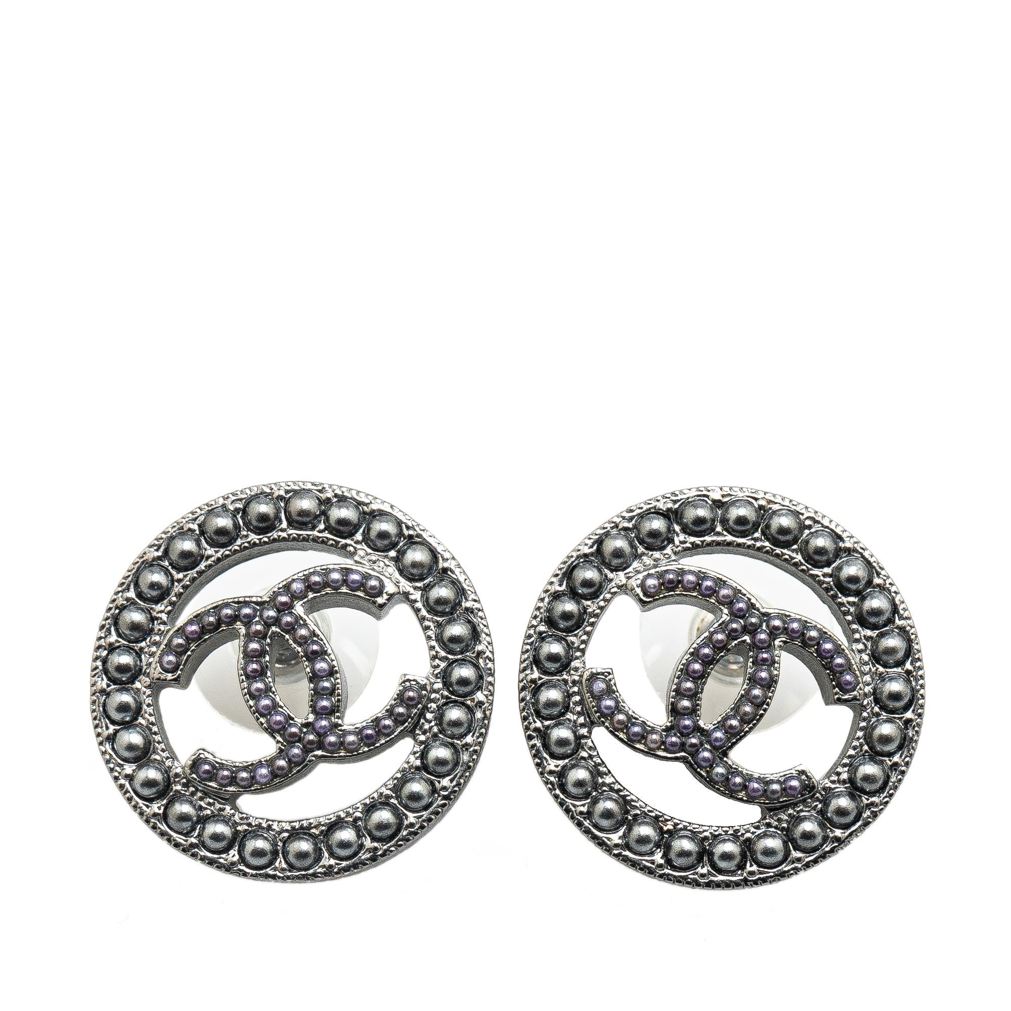 Chanel Ruthenium Pearl CC Round Push Back Earrings (SHG-Y0WMQt)