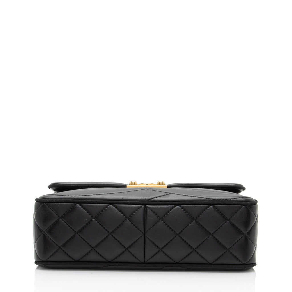Chanel Scallop Quilted Lambskin Pagoda Medium Flap Bag (SHF-O5XtnL)