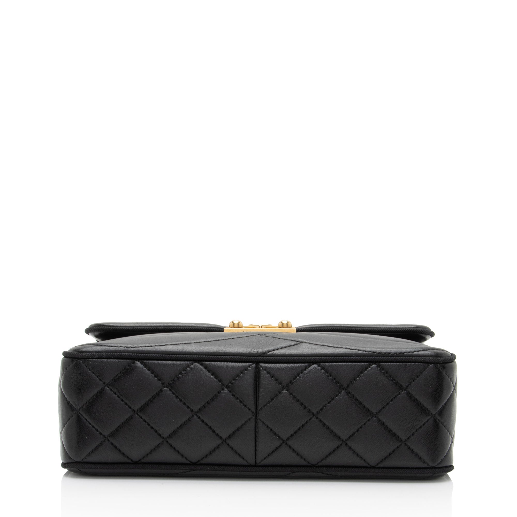 Chanel Scallop Quilted Lambskin Pagoda Medium Flap Bag (SHF-O5XtnL)