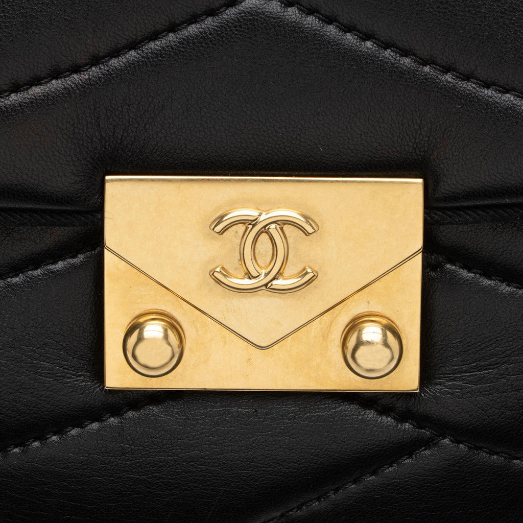 Chanel Scallop Quilted Lambskin Pagoda Medium Flap Bag (SHF-O5XtnL)