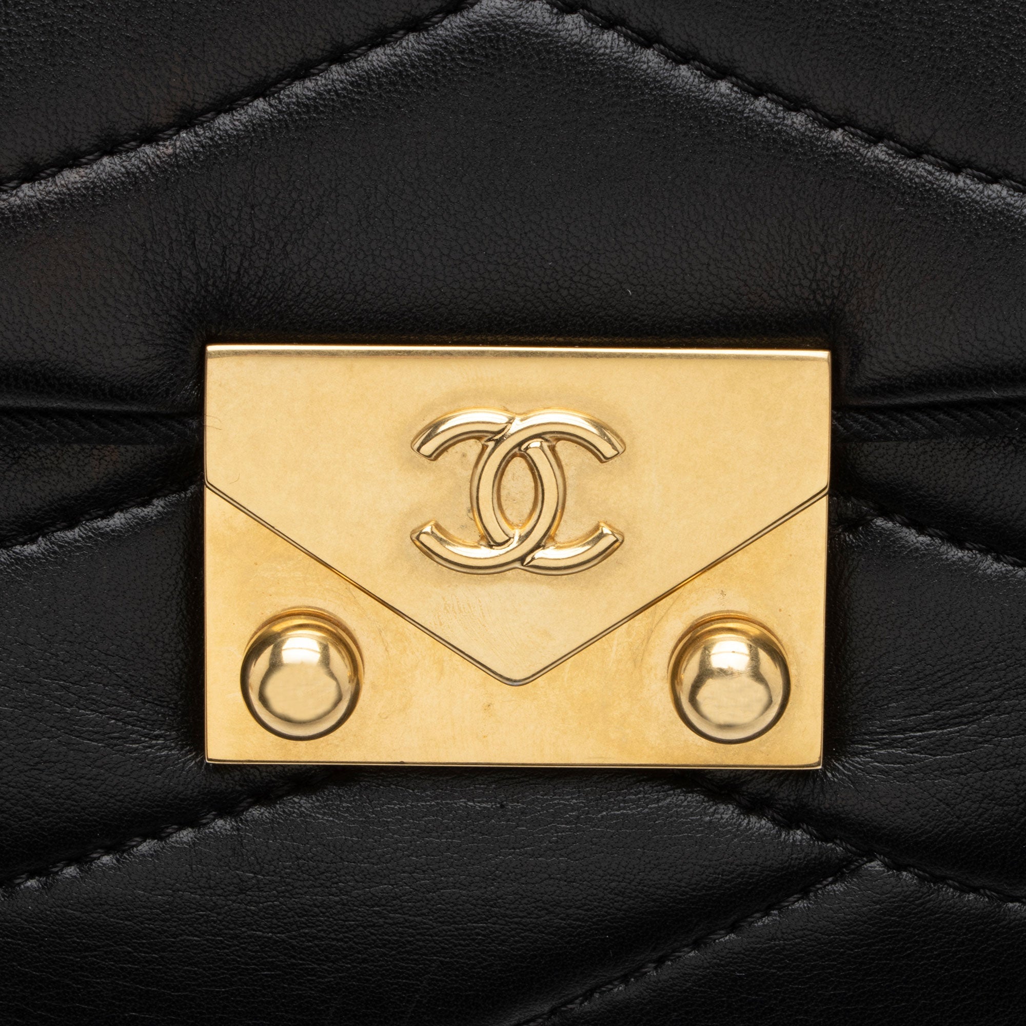 Chanel Scallop Quilted Lambskin Pagoda Medium Flap Bag (SHF-O5XtnL)