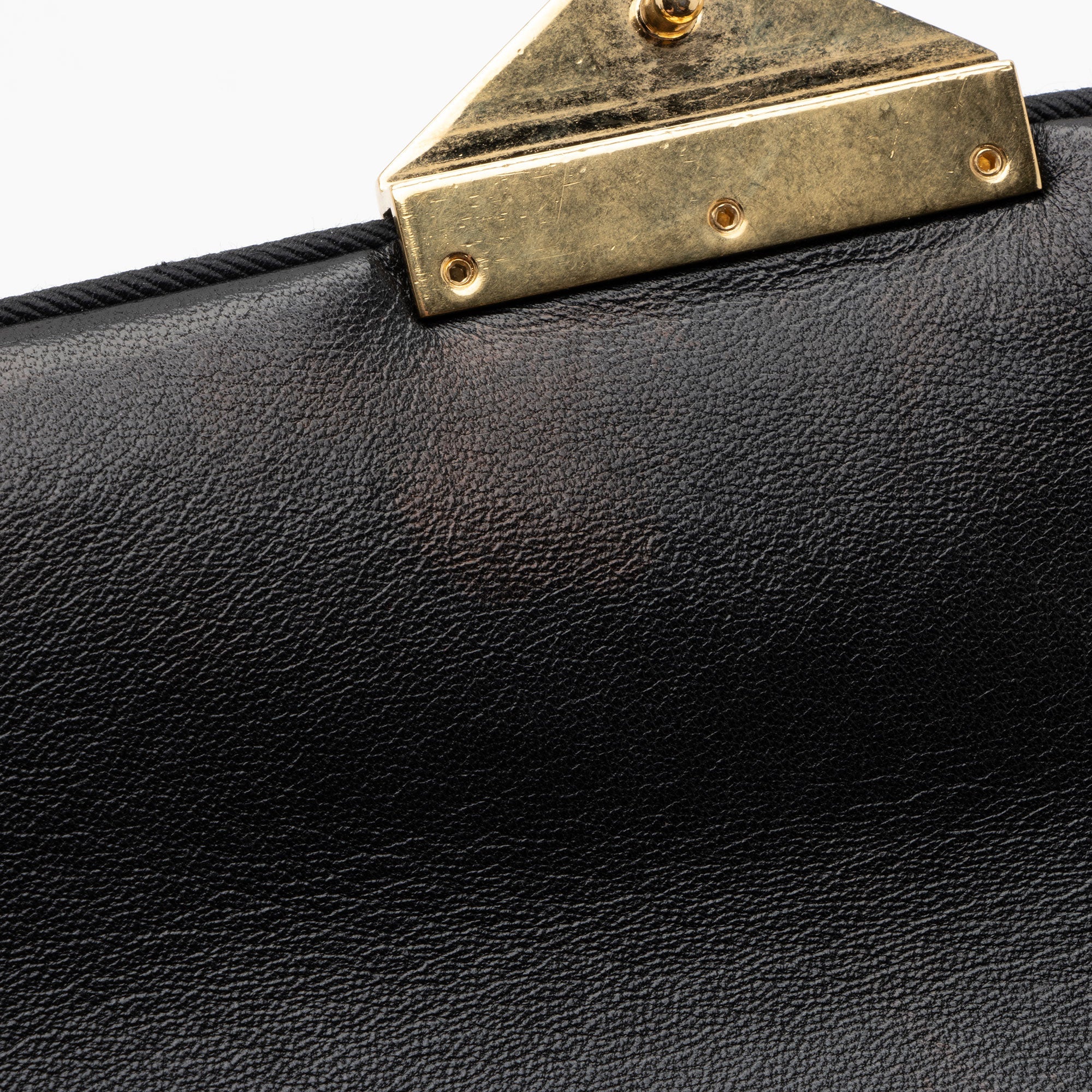 Chanel Scallop Quilted Lambskin Pagoda Medium Flap Bag (SHF-O5XtnL)