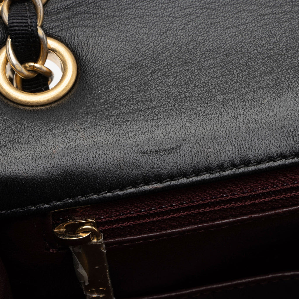Chanel Scallop Quilted Lambskin Pagoda Medium Flap Bag (SHF-O5XtnL)