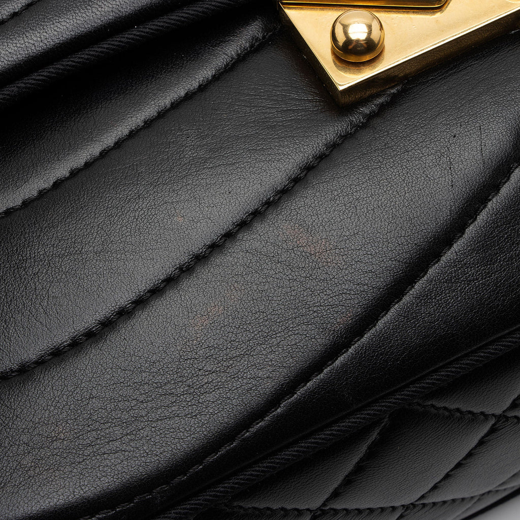 Chanel Scallop Quilted Lambskin Pagoda Medium Flap Bag (SHF-O5XtnL)