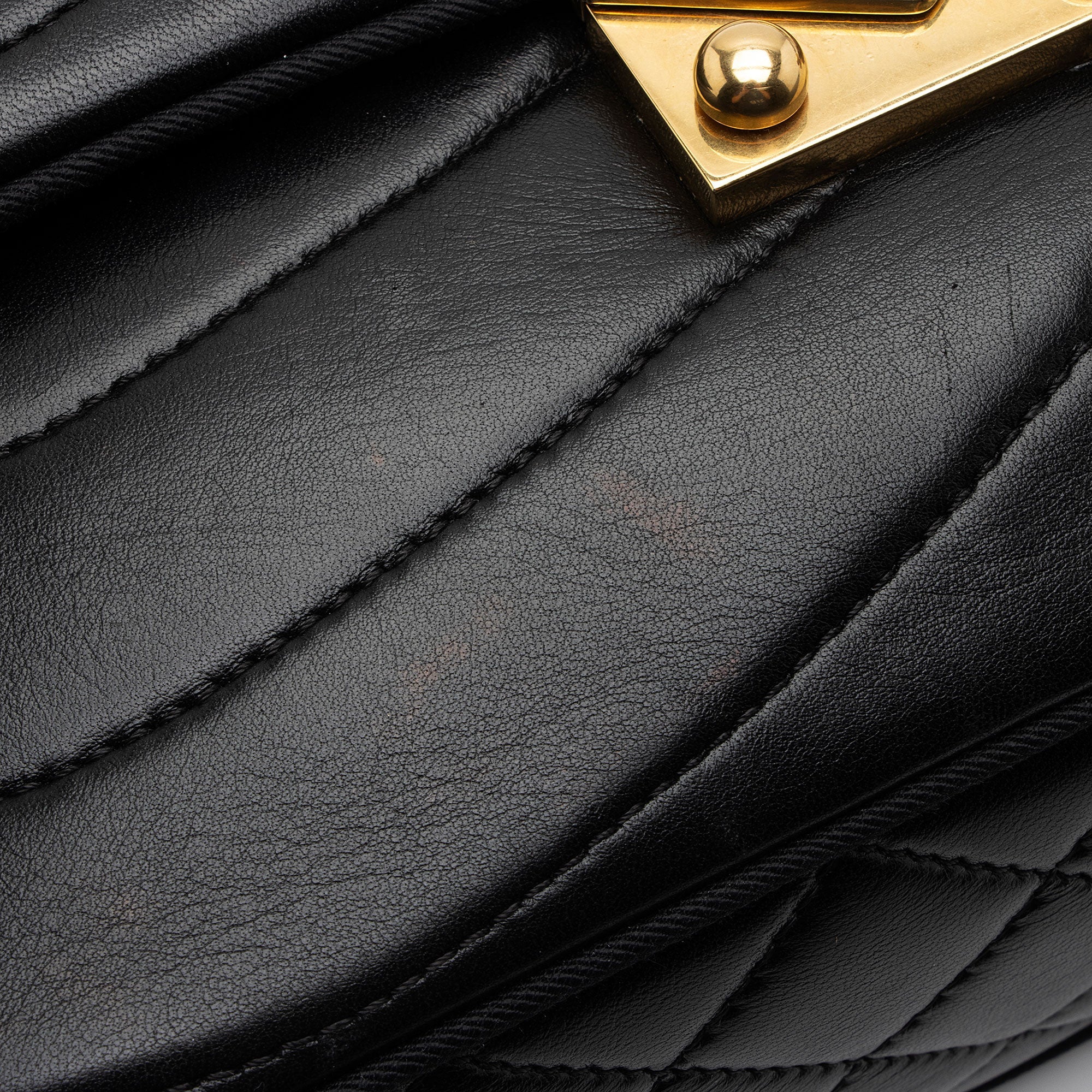Chanel Scallop Quilted Lambskin Pagoda Medium Flap Bag (SHF-O5XtnL)