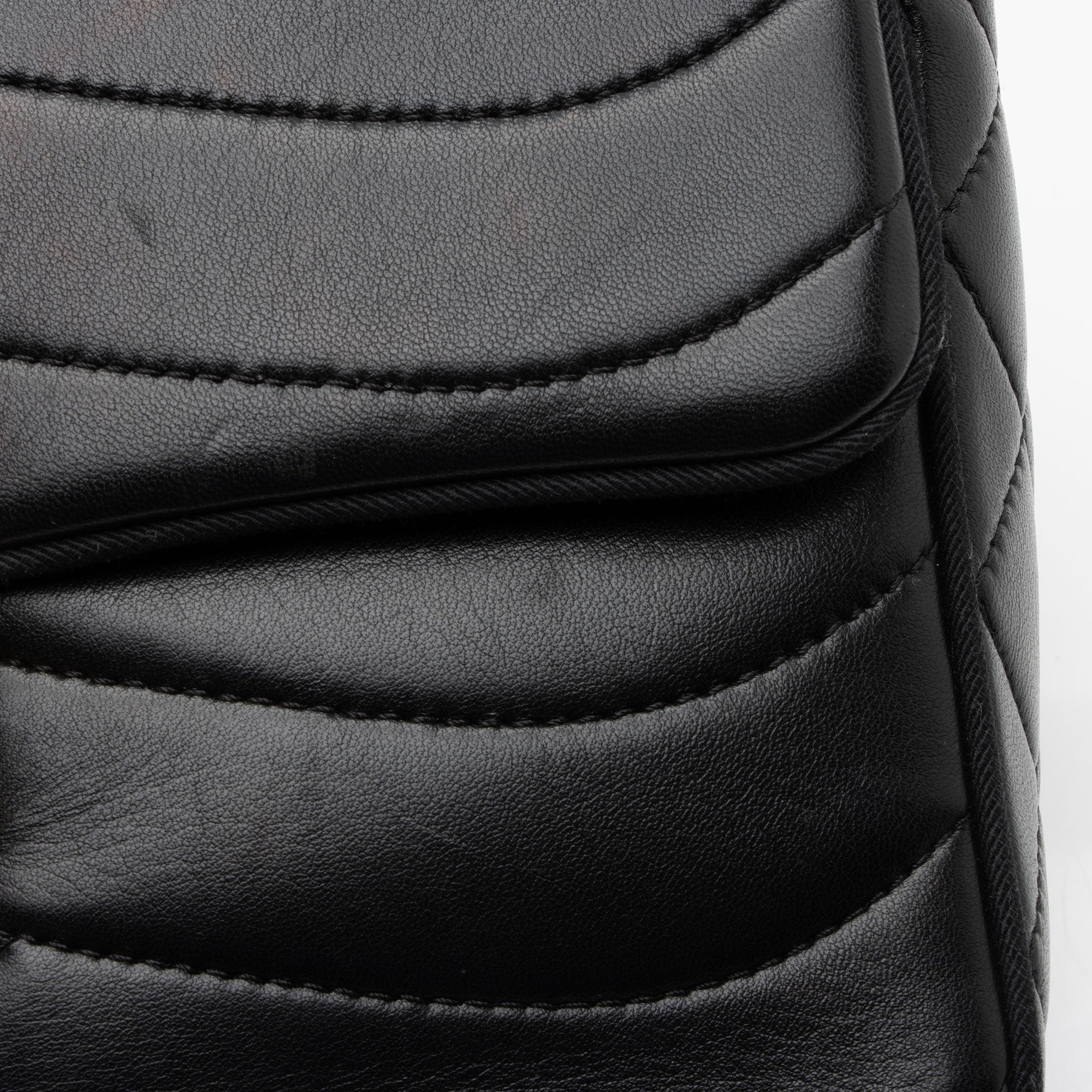 Chanel Scallop Quilted Lambskin Pagoda Medium Flap Bag (SHF-O5XtnL)