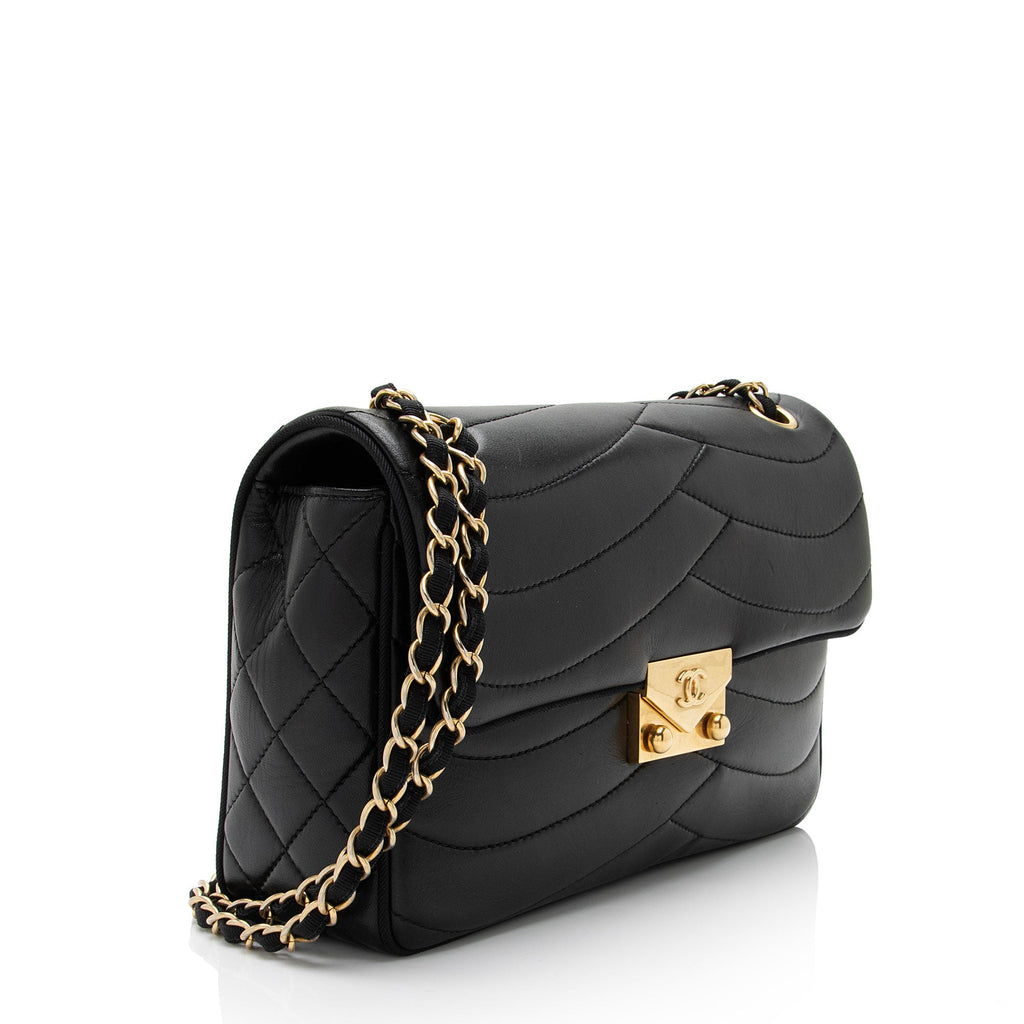 Chanel Scallop Quilted Lambskin Pagoda Medium Flap Bag (SHF-O5XtnL)