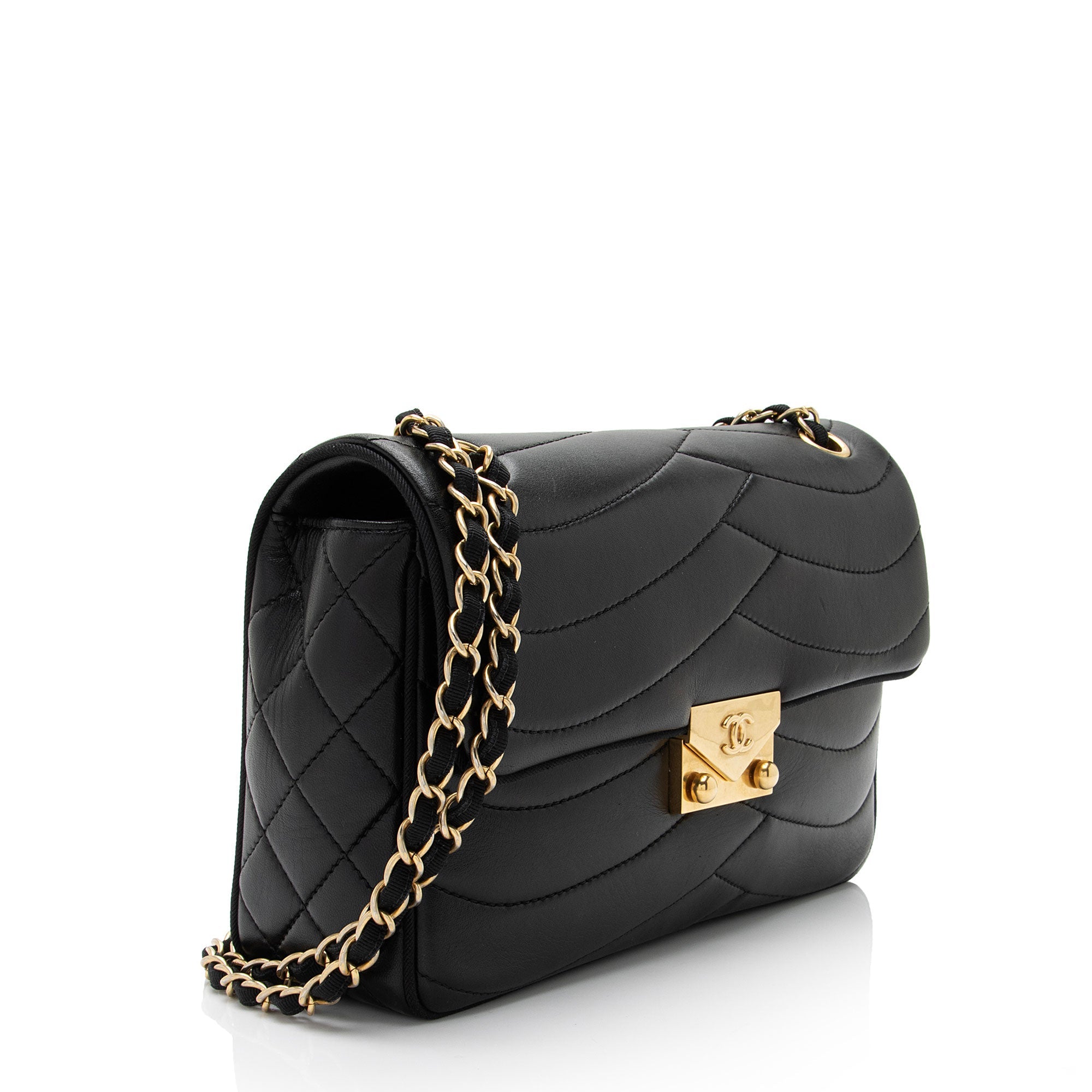 Chanel Scallop Quilted Lambskin Pagoda Medium Flap Bag (SHF-O5XtnL)