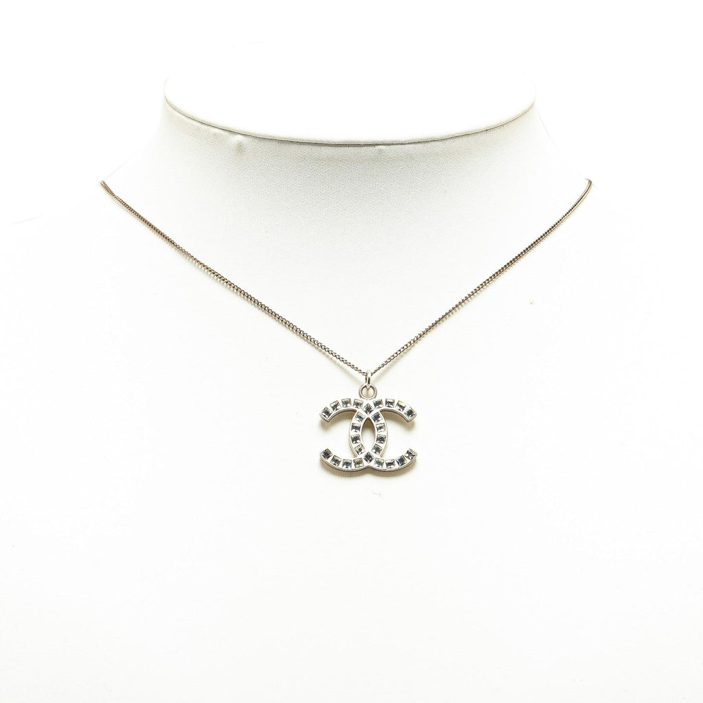 Chanel Silver Plated CC Pendant Necklace (SHG-nUpDpW)
