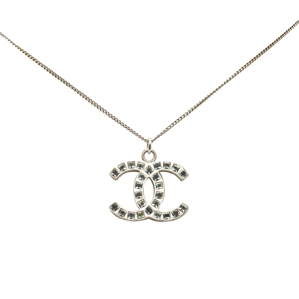 Chanel Silver Plated CC Pendant Necklace (SHG-nUpDpW)