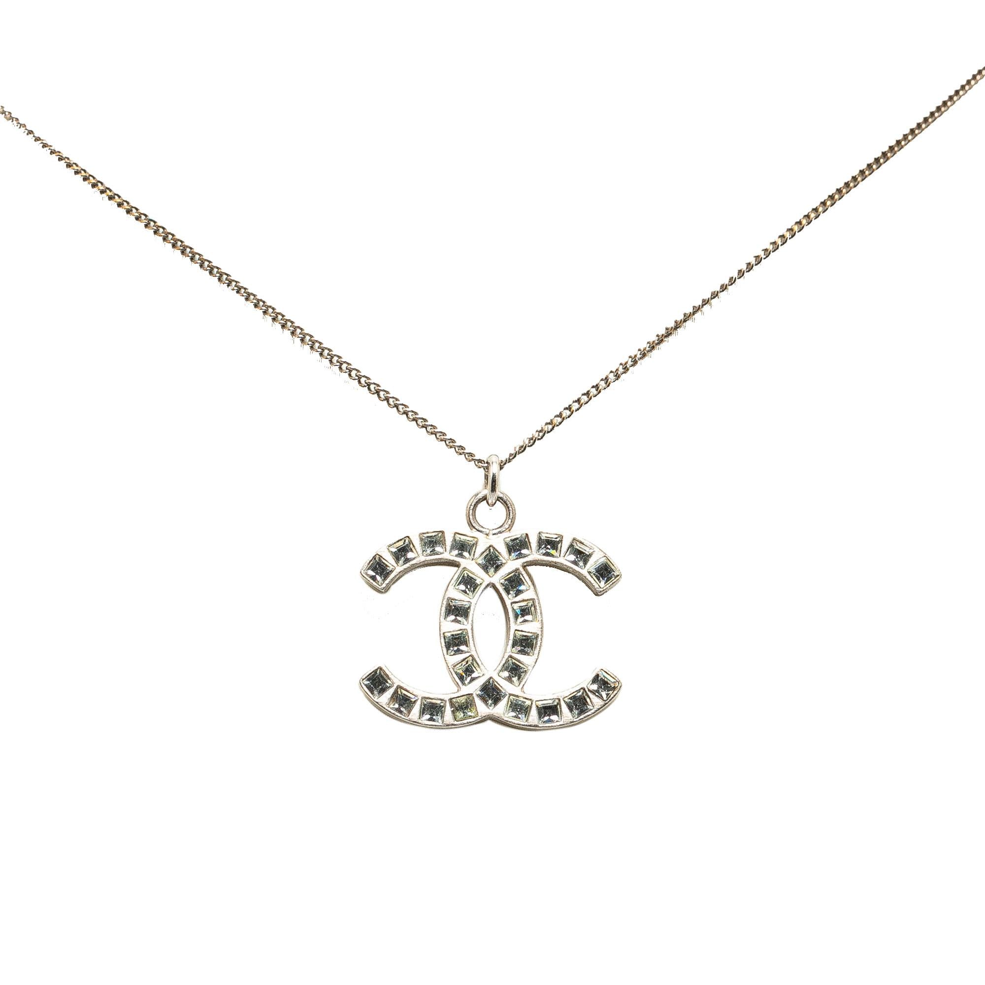 Chanel Silver Plated CC Pendant Necklace (SHG-nUpDpW)