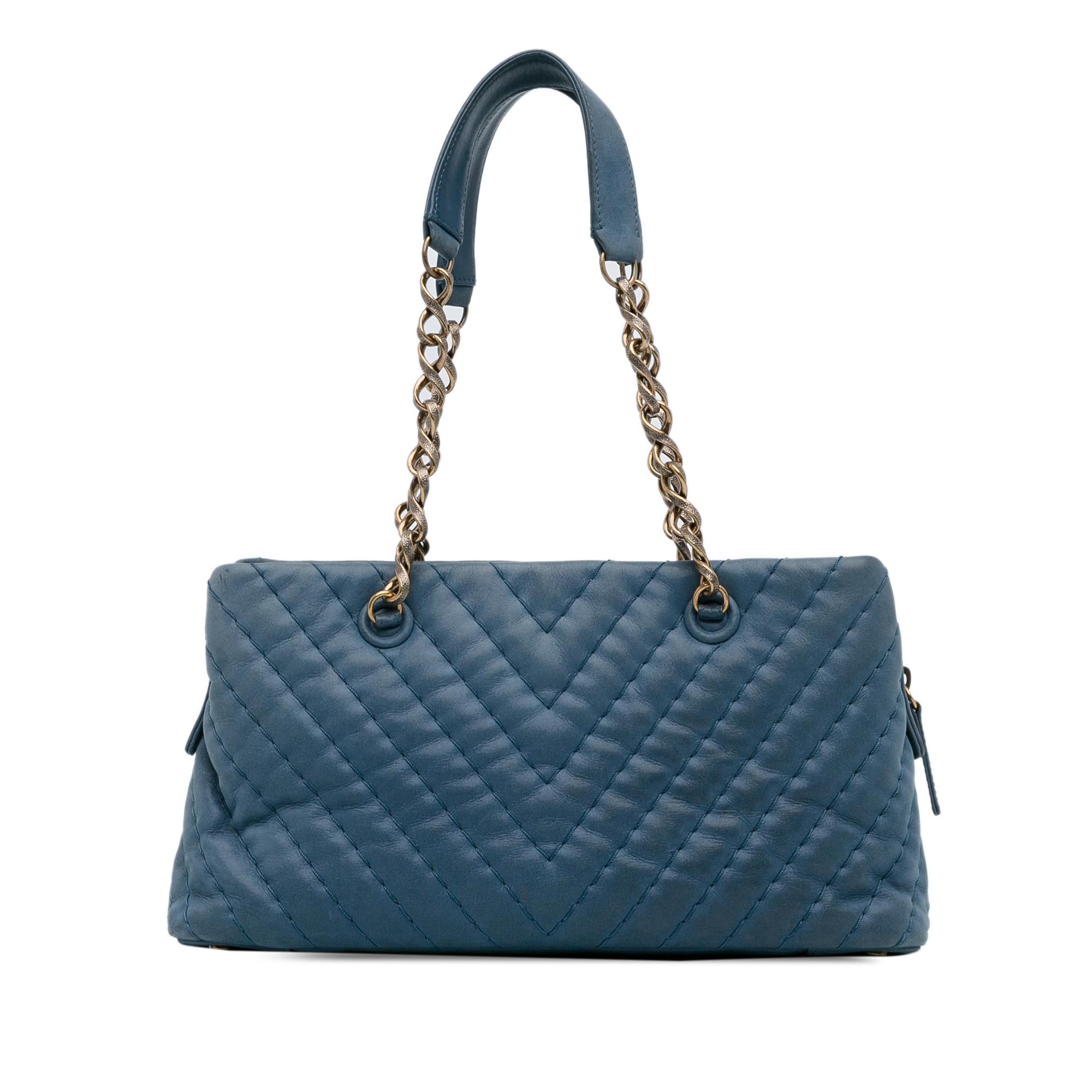 Chanel Small Chevron Surpique Iridescent Calfskin Tote (SHG-sHtll6)