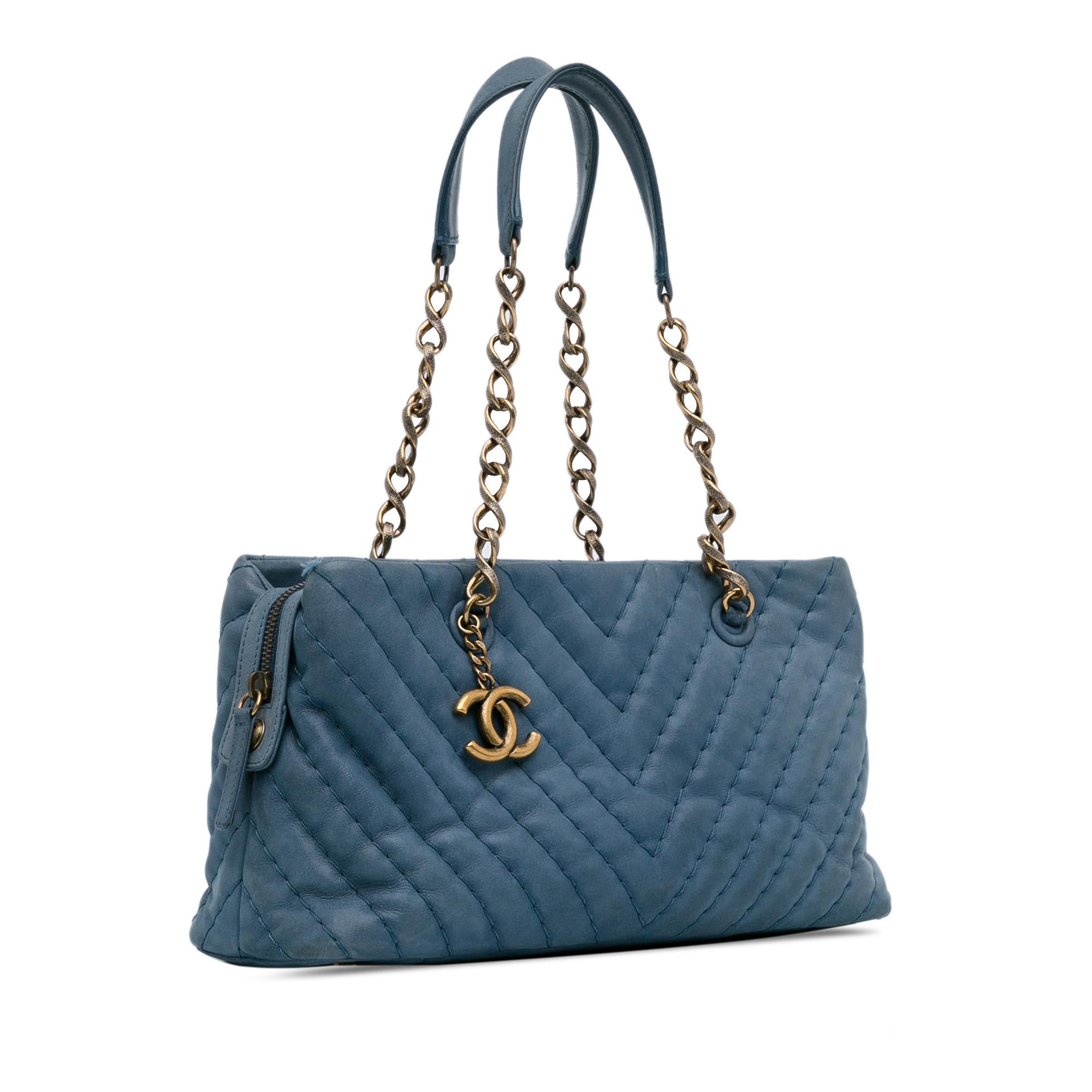 Chanel Small Chevron Surpique Iridescent Calfskin Tote (SHG-sHtll6)