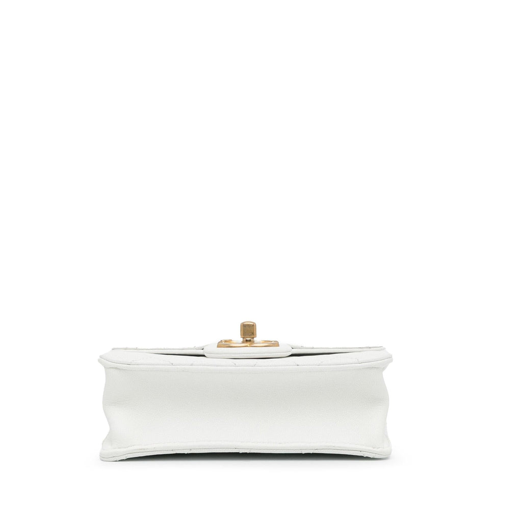 Chanel Small Lambskin Chic Pearls Flap (SHG-aY4p5K)