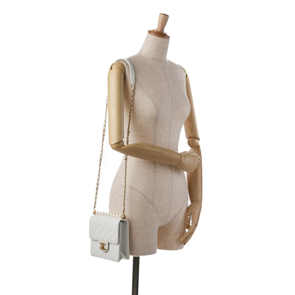 Chanel Small Lambskin Chic Pearls Flap (SHG-aY4p5K)