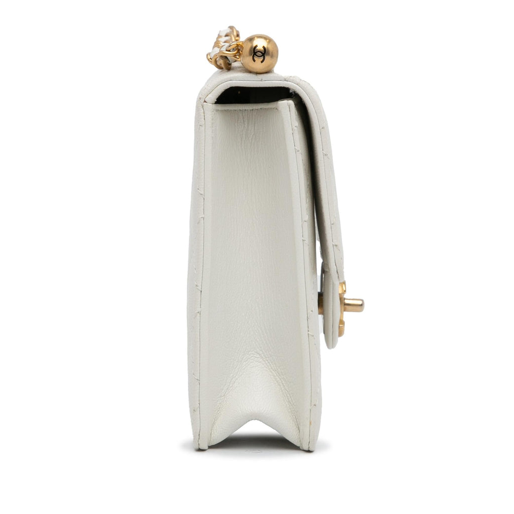 Chanel Small Lambskin Chic Pearls Flap (SHG-xDvuPI)