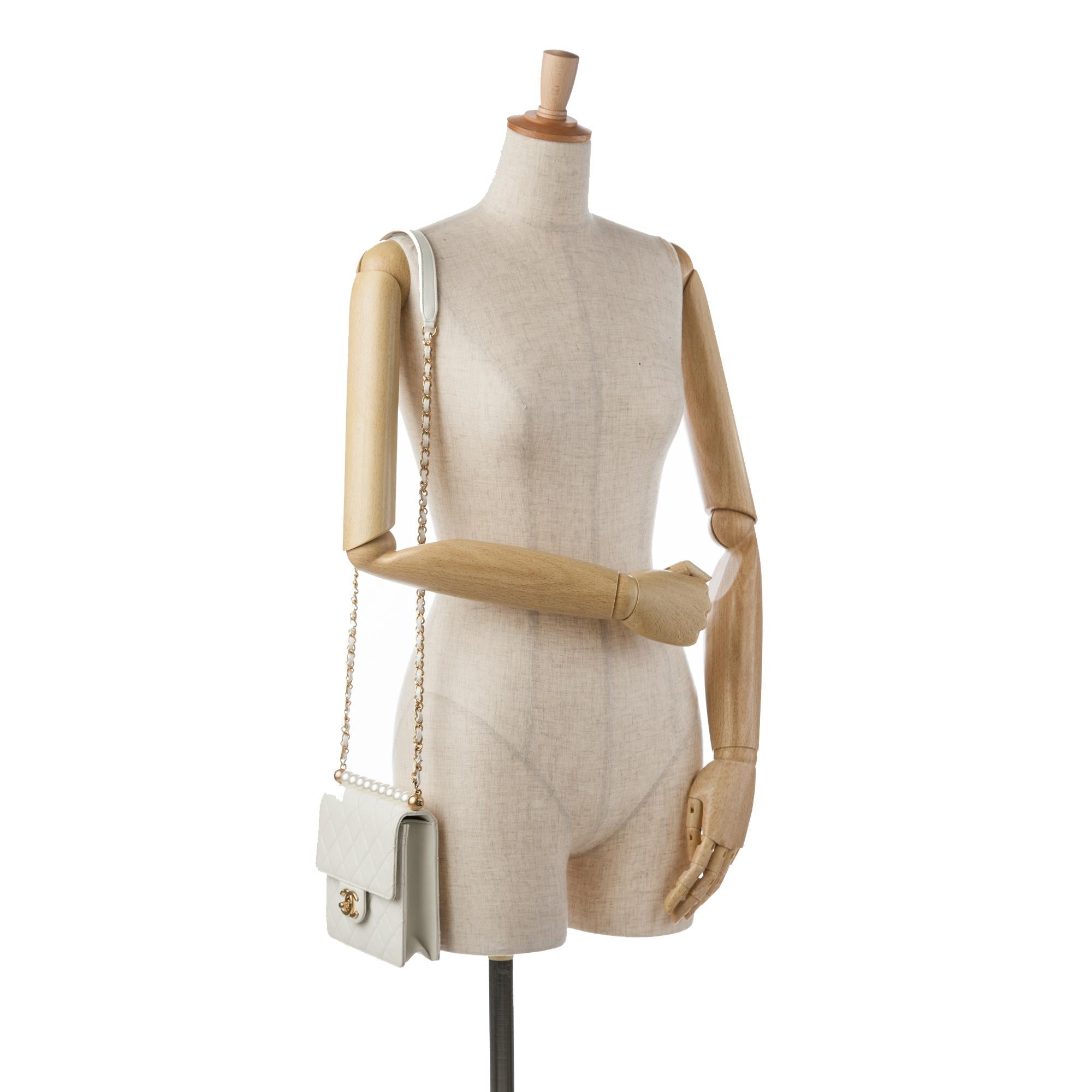 Chanel Small Lambskin Chic Pearls Flap (SHG-xDvuPI)