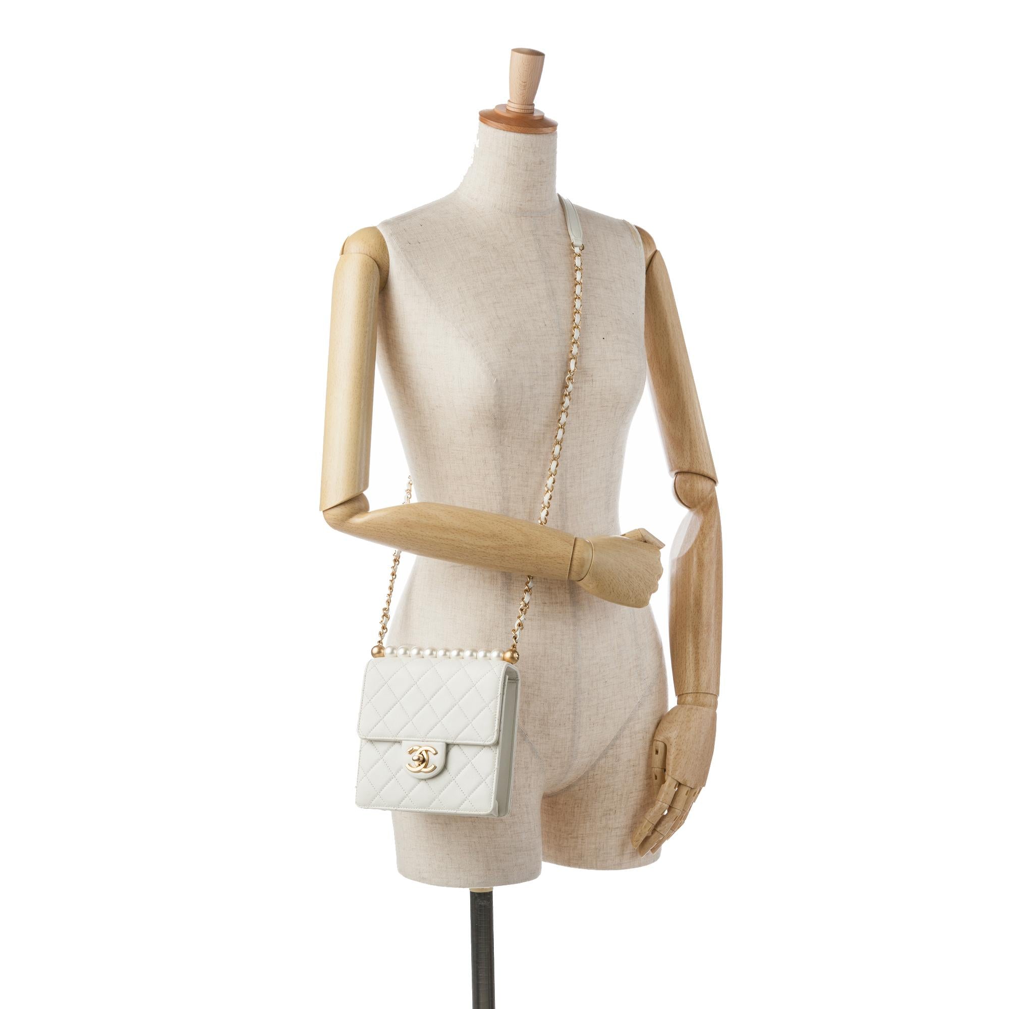 Chanel Small Lambskin Chic Pearls Flap (SHG-xDvuPI)