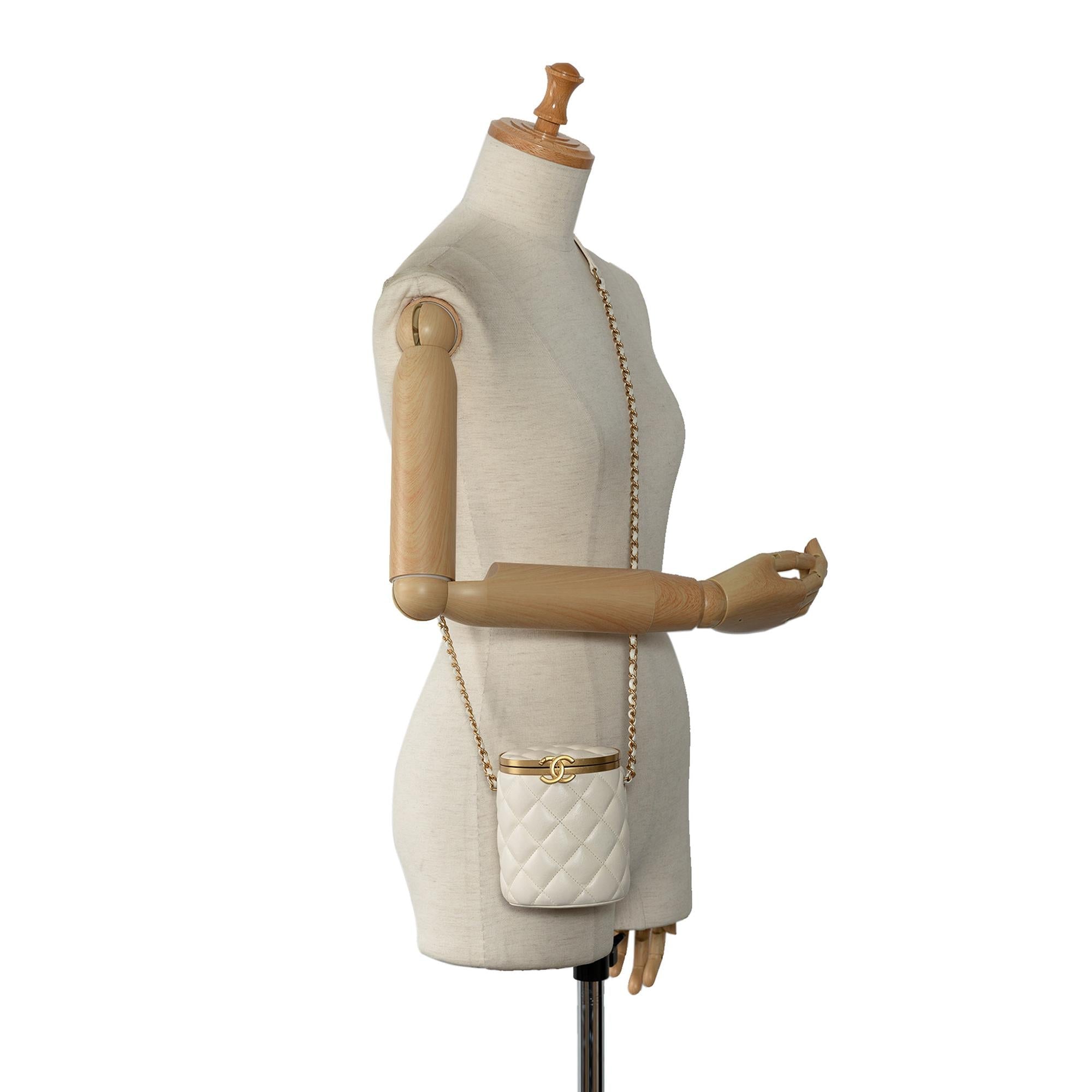Chanel Small Quilted Lambskin Crown Box Bag (SHG-GuyXwC)
