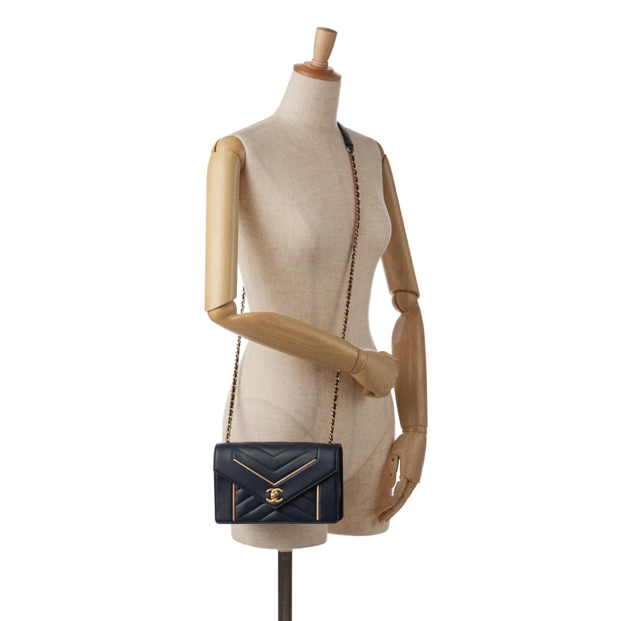 Chanel Small Reversed Chevron Lambskin Flap (SHG-I8TN3a)