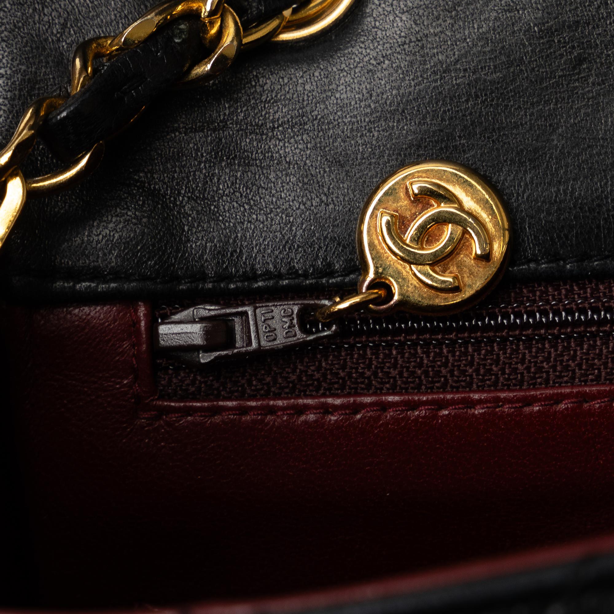 Chanel Square Classic Quilted Lambskin Flap (SHG-UItkKW)
