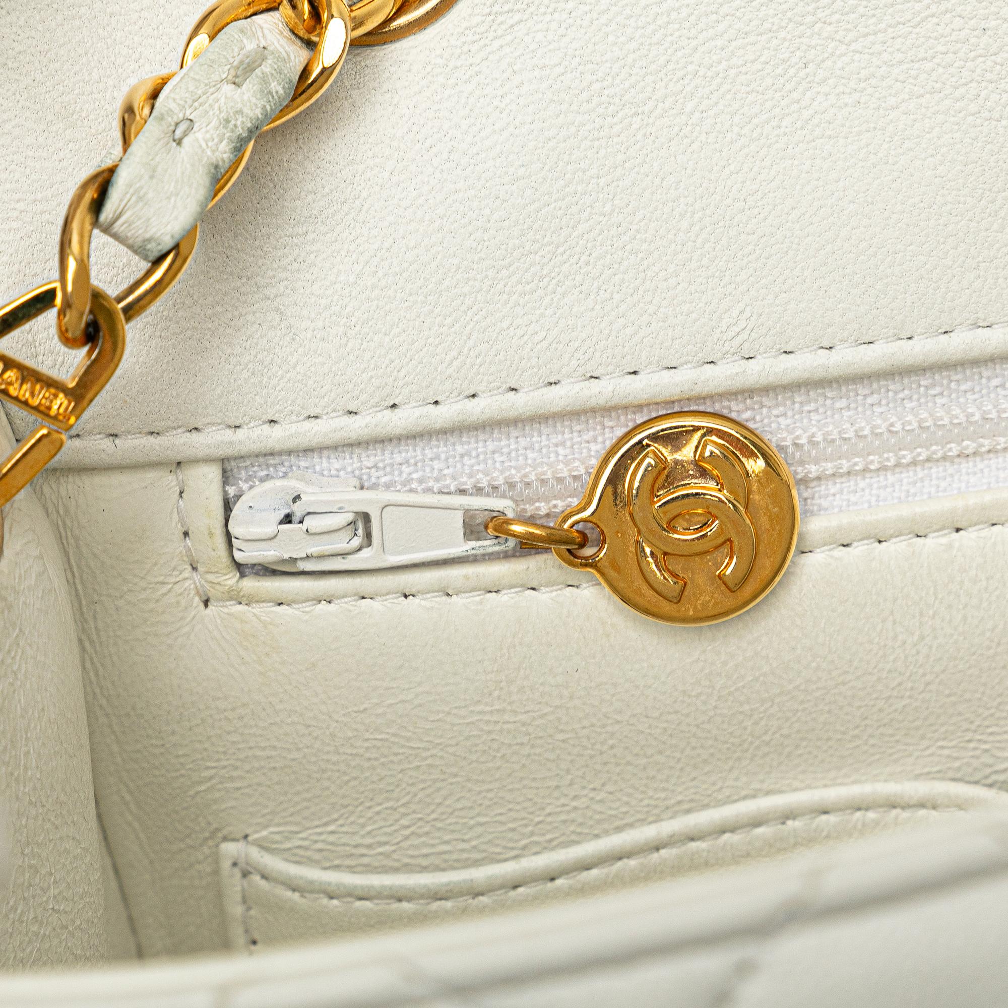 Chanel Square Classic Quilted Lambskin Flap (SHG-iqwoWK)