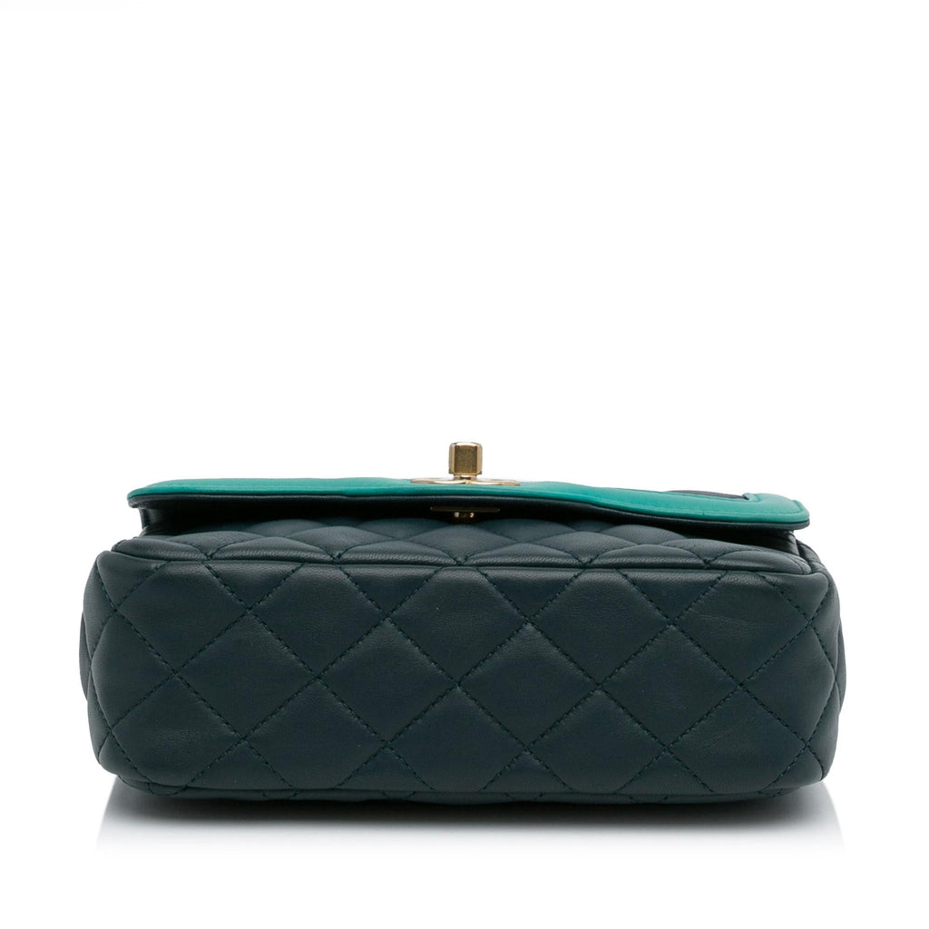 Chanel Two-Tone Day Flap Bag (SHG-Qdyuoq)